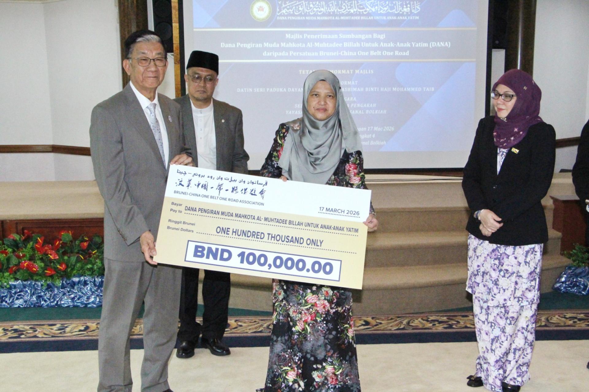 会长洪建源交捐款予汶莱总检查长兼皇旺太子孤儿基金董事成员拿汀哈嘉诺哈丝莃玛