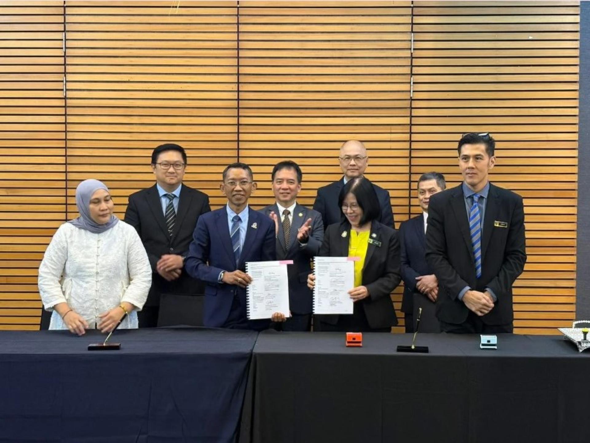 许赞麒（左4）见证砂政府与SAINS交换DMII合约。照片：UKAS