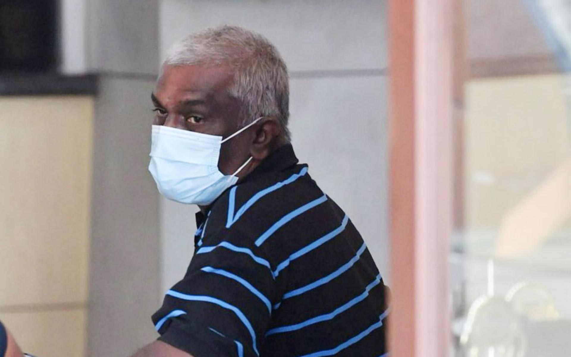 电召车司机P. 马亨德拉布帕蒂抵达芙蓉推事庭，面对发表涉及宗教与种族课题、引发争议性言论的指控。