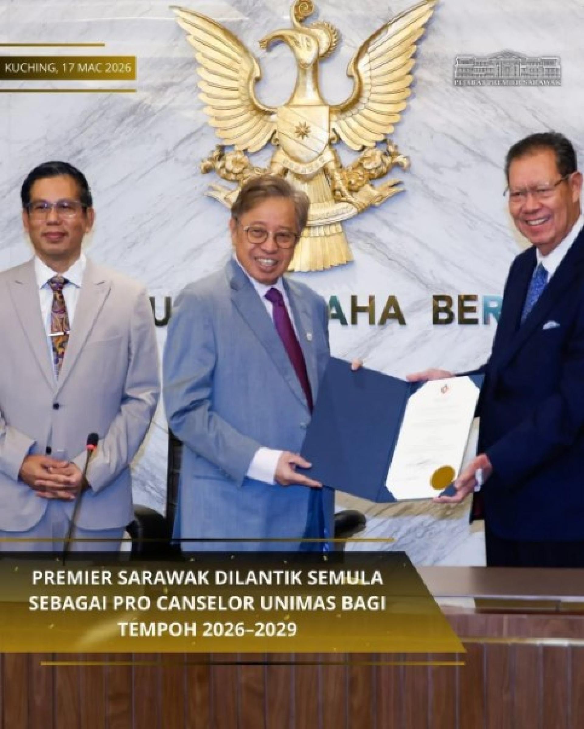 苏隆（右）向阿邦佐哈里递交副校长重新任命书。图片来源：砂拉越总理办公室