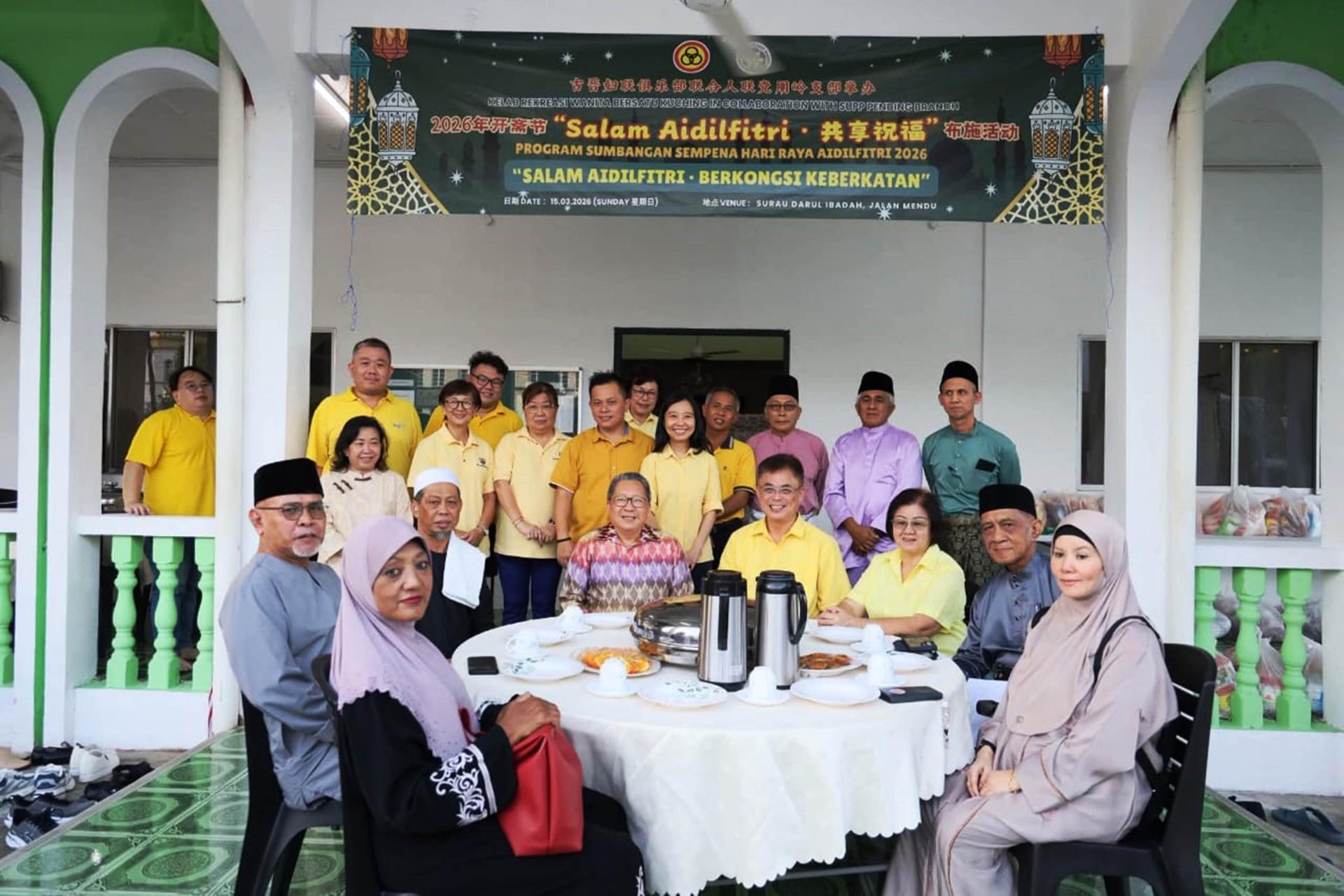 巴达旺市议会主席陈开（右4）与南市市长拿督黄鸿圣（左4）等人与当地祈祷所领袖共享开斋。