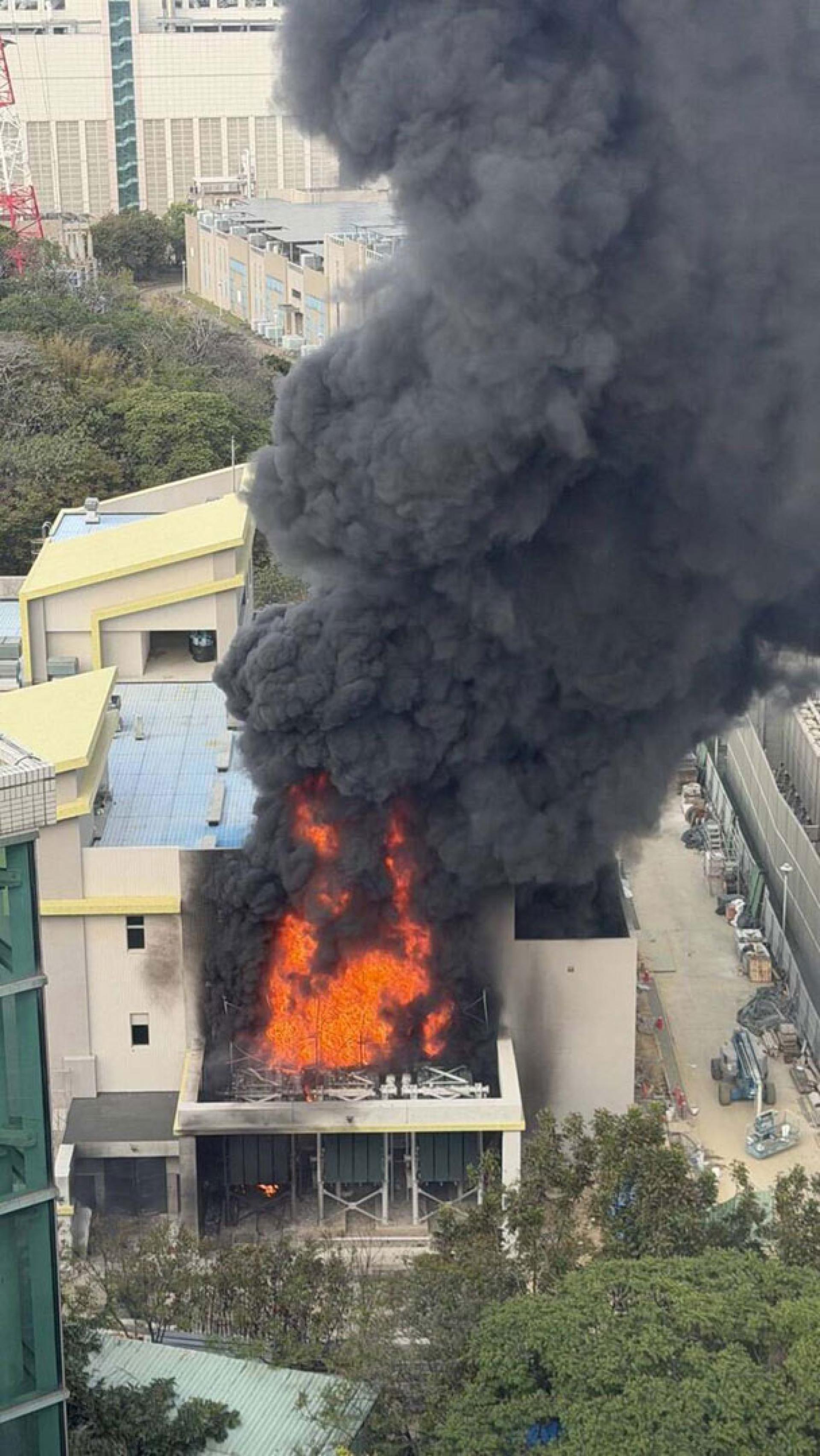 台电竹园超高压变电所爆发火灾，现场浓烟滚滚。