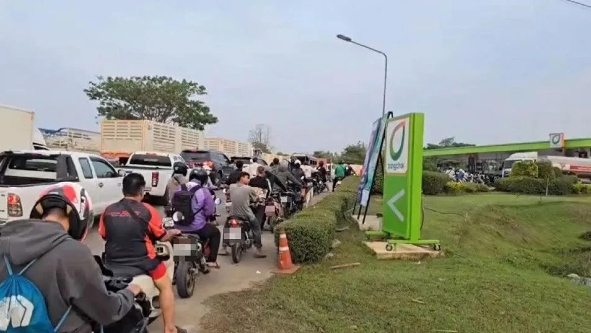 受中东局势持续升温影响，泰国多地近日清晨出现恐慌性“抢油潮”，相继传出燃油供应紧张消息。