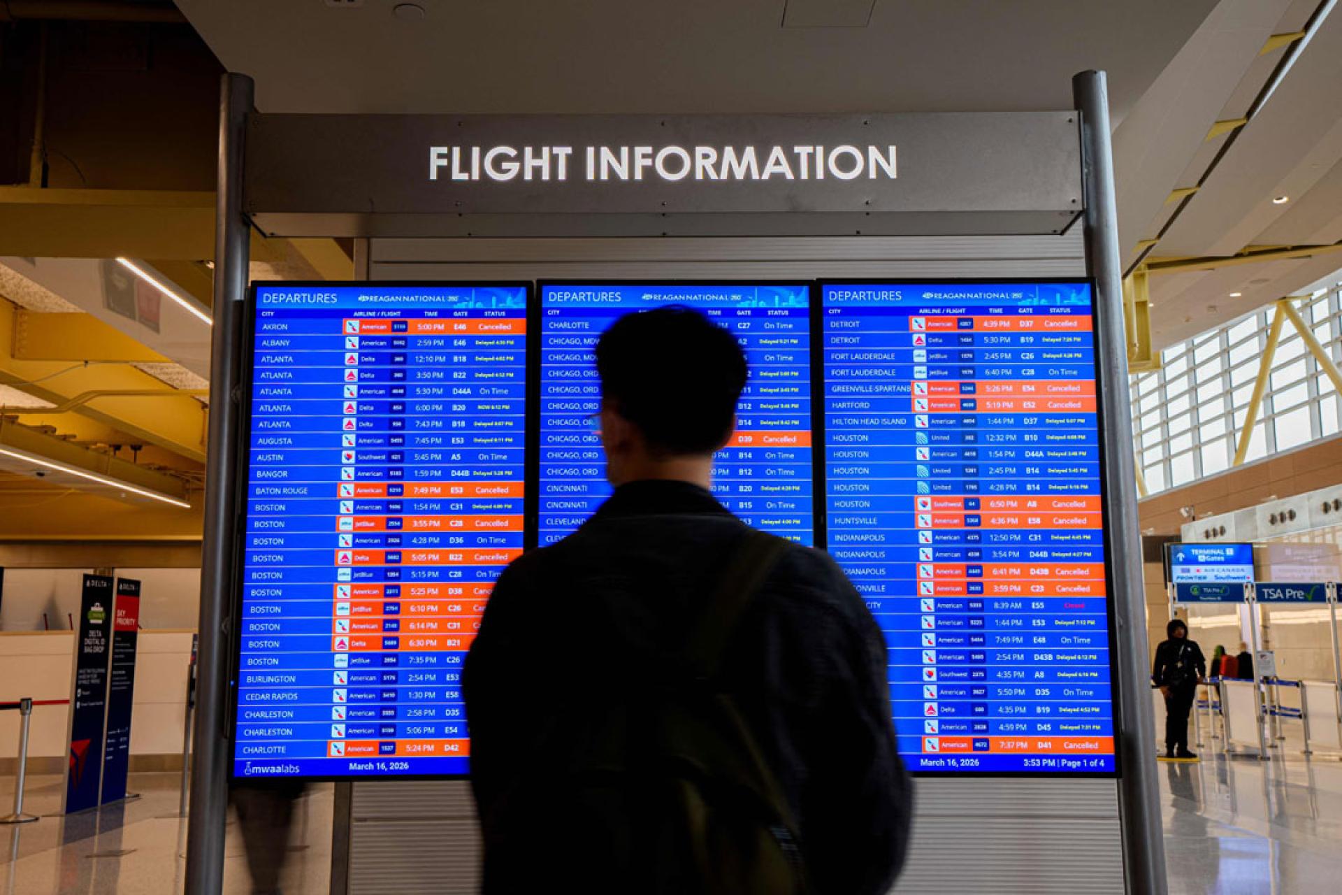 风暴致使不少航班取消或延误。