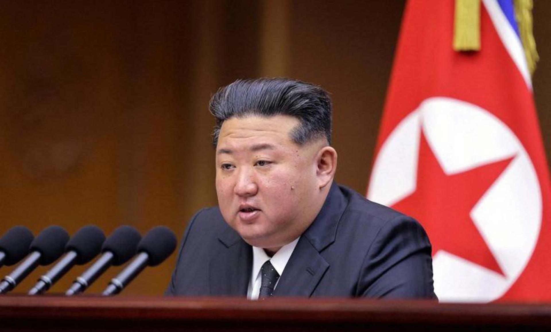 朝鲜领导人金正恩利用派兵援俄与出口武器赚取丰厚的外汇收入。