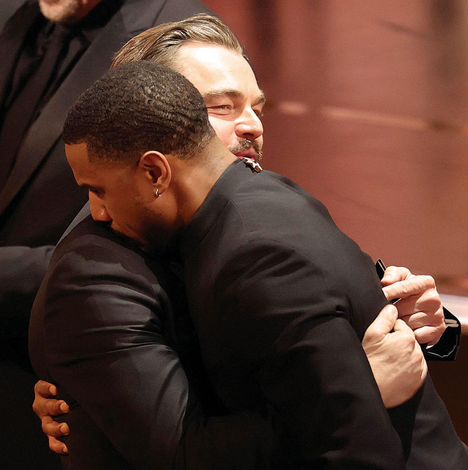 里奥纳度狄卡比奥（左）虽然杠龟影帝，但展现大前辈气度，上前暖抱影帝得主麦可B乔丹。