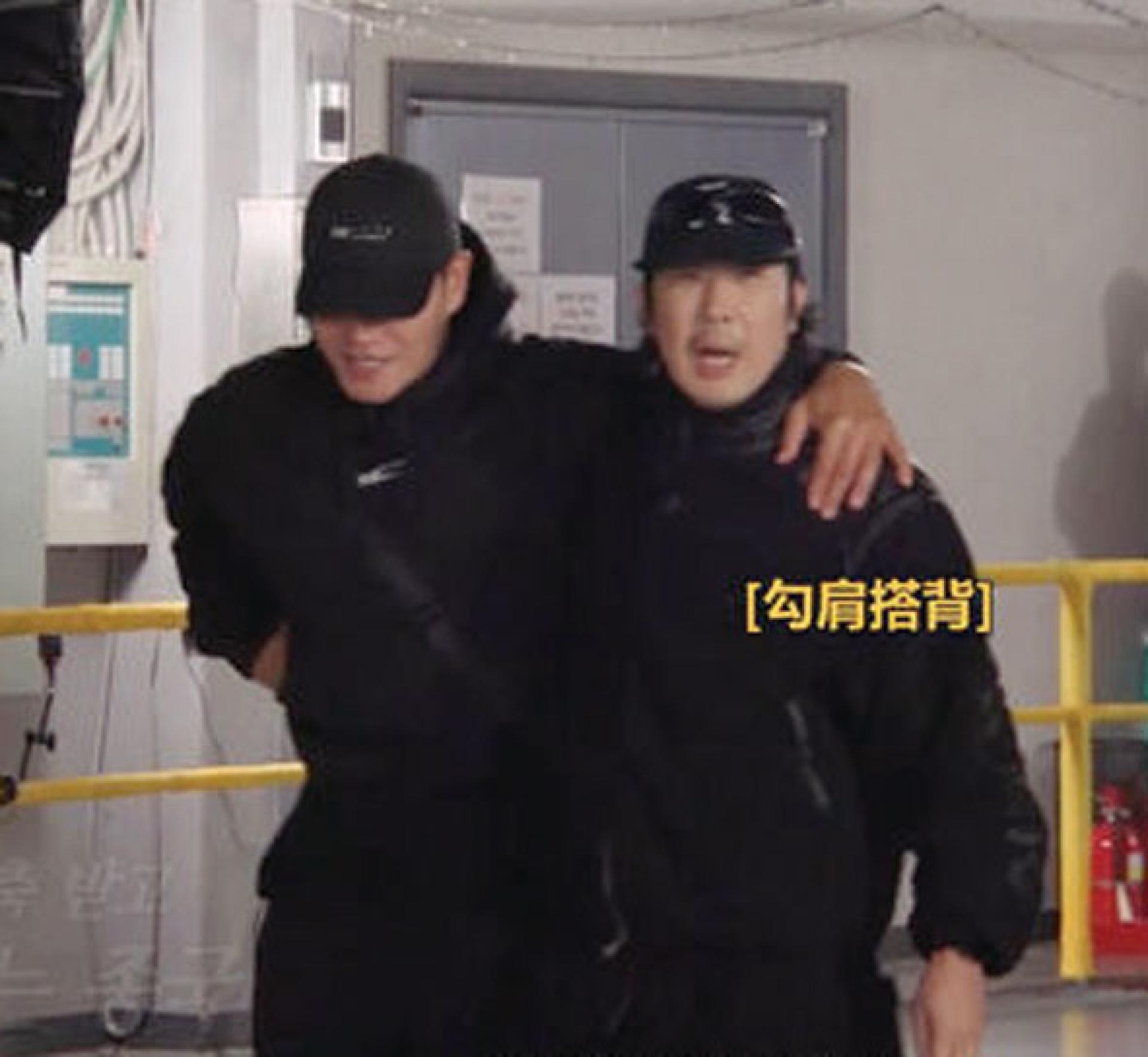 金钟国（左）日前录《RM》时，必须靠Haha搀扶。