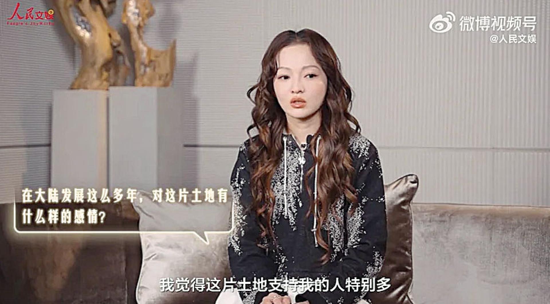 张韶涵近日接受《人民文娱》专访，分享自己在当歌手20年的心路历程。