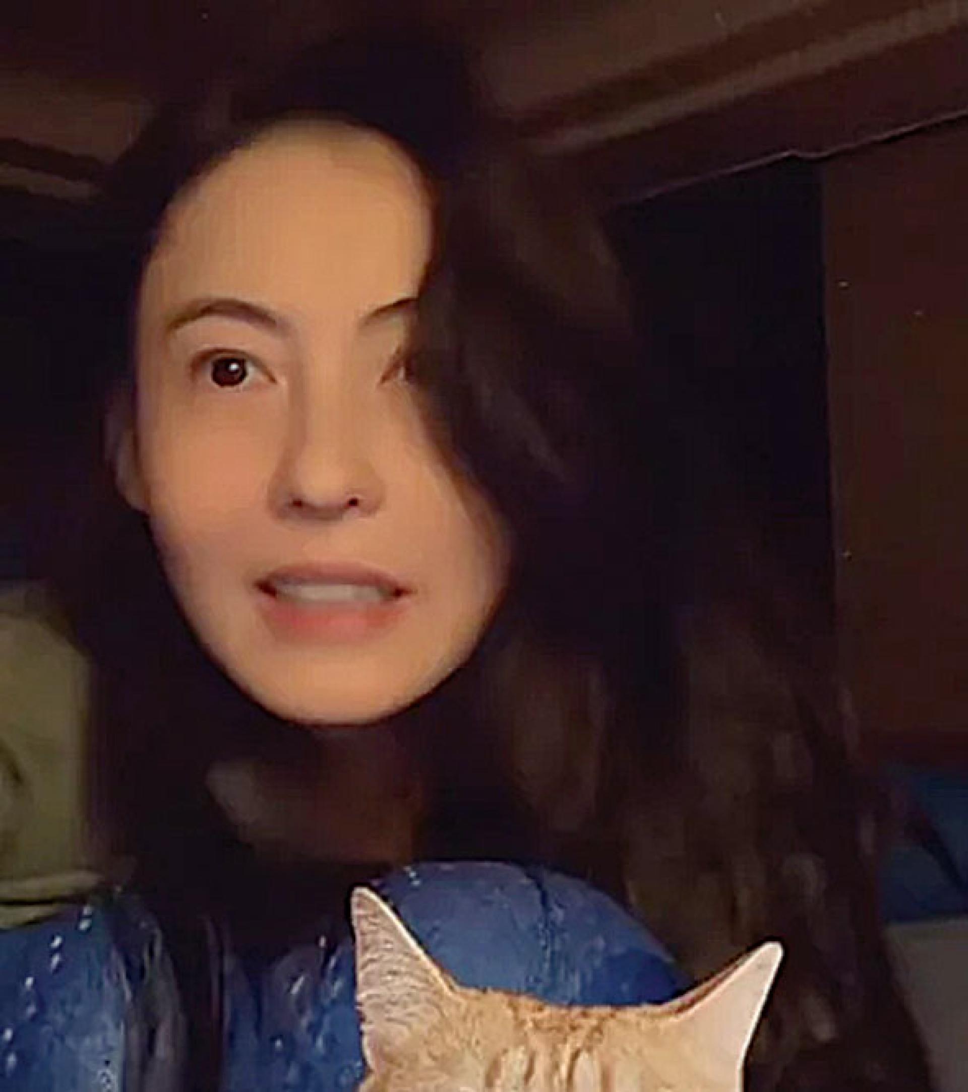 张柏芝刚睡醒全素颜入镜。