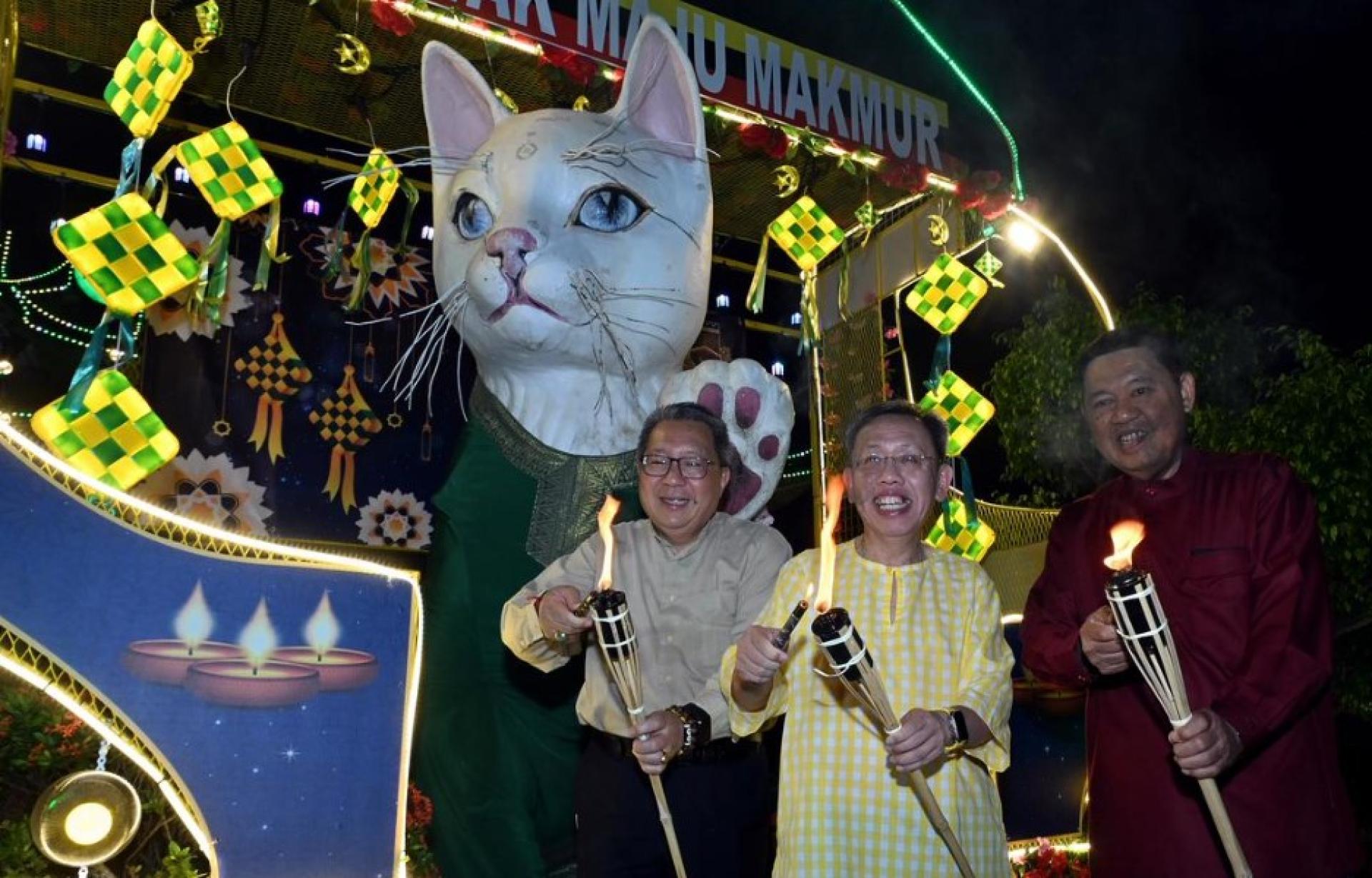 （左至右）沈桂贤、黄鸿圣及Zaiedi Suhaili点燃油灯，正式为白猫雕像点灯，庆祝开斋节。