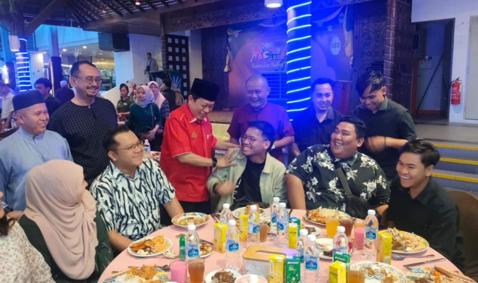 阿末马斯兰（左3站立）与工务部各机构工作人员亲切交谈。