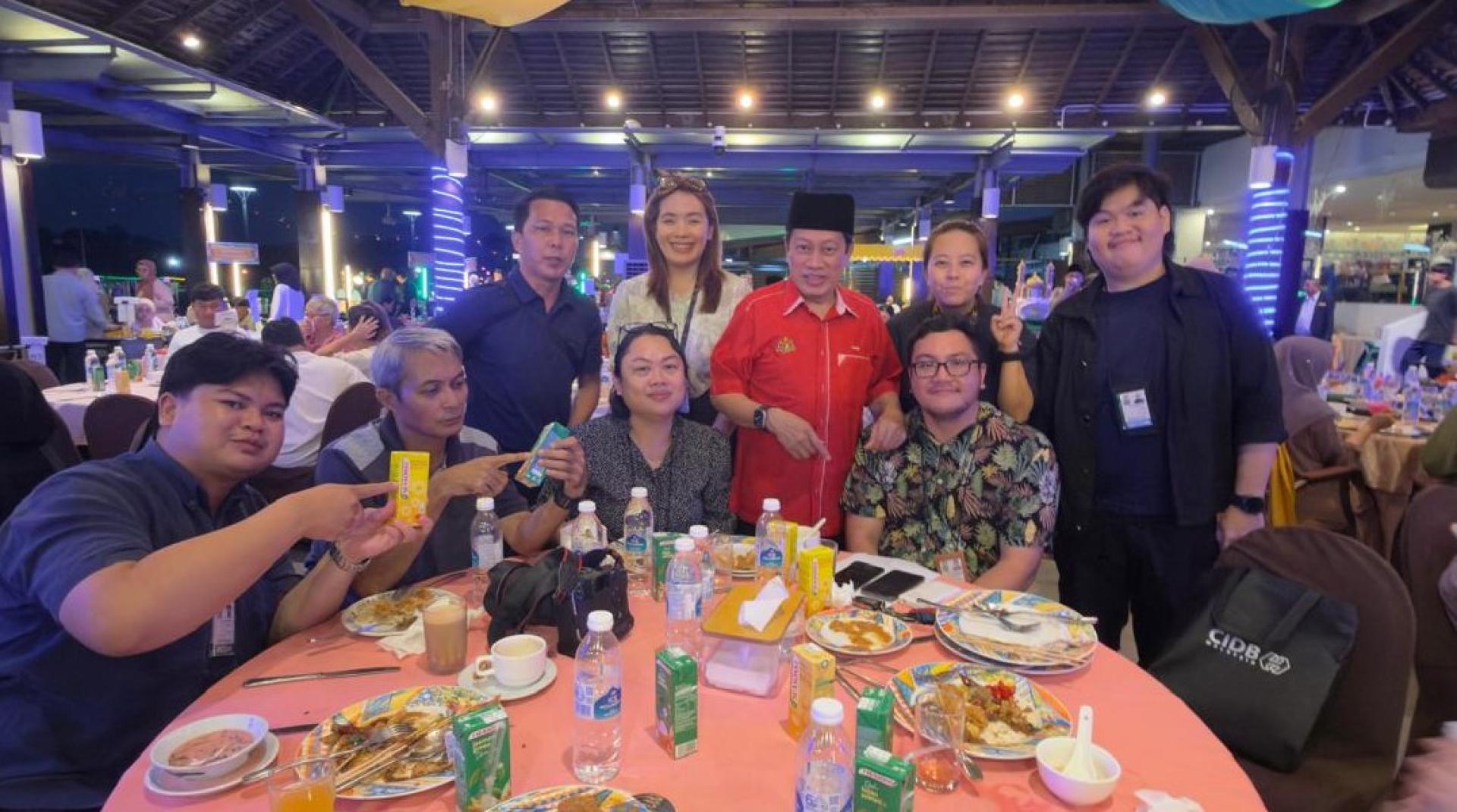 阿末马斯兰（中站立）与砂拉越媒体从业人员合影。