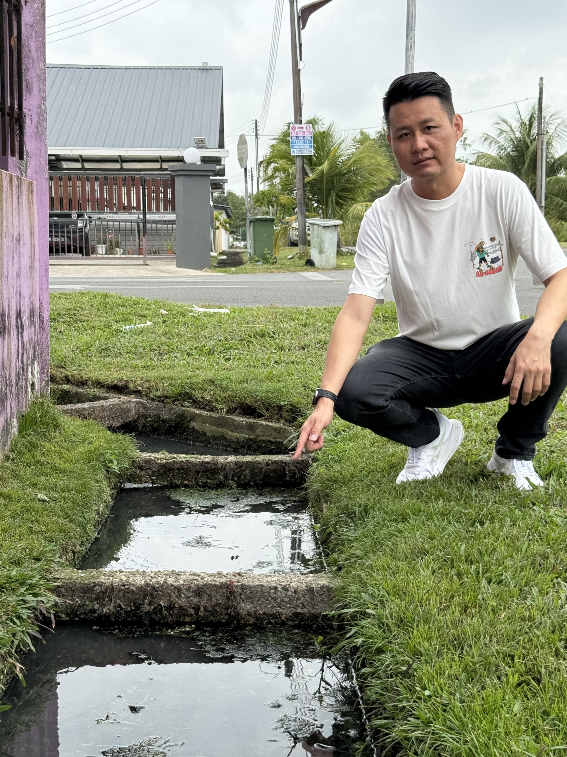 林思健发现沟渠的污水已经几乎溢满，情况令人作呕，导致环境卫生严重受到威胁。