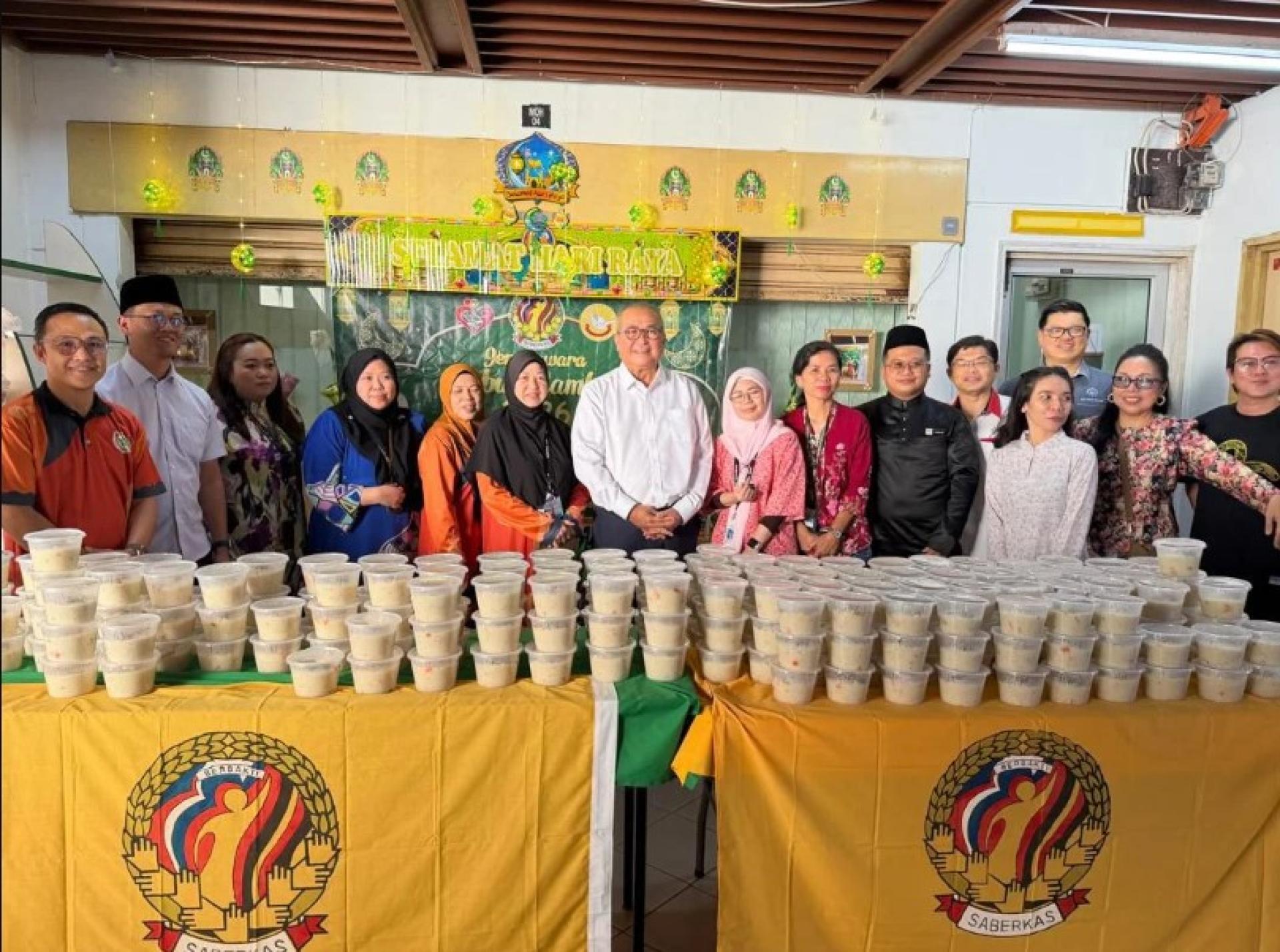 俞小珊（左7）与受惠者及嘉宾合影留念。