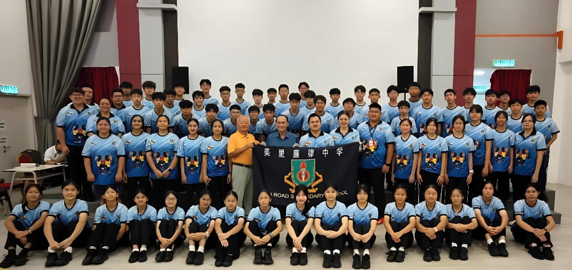 73健儿将在总领队江佩娟校长的率领下，于19日赴诗巫公教中学参与“第七届砂拉越 华文独中球类赛”，今日拿督斯里刘久健董事长（中间橘色衣）更是亲临学校给予学生激励和勉励， 并祝愿学生们凯旋归来。