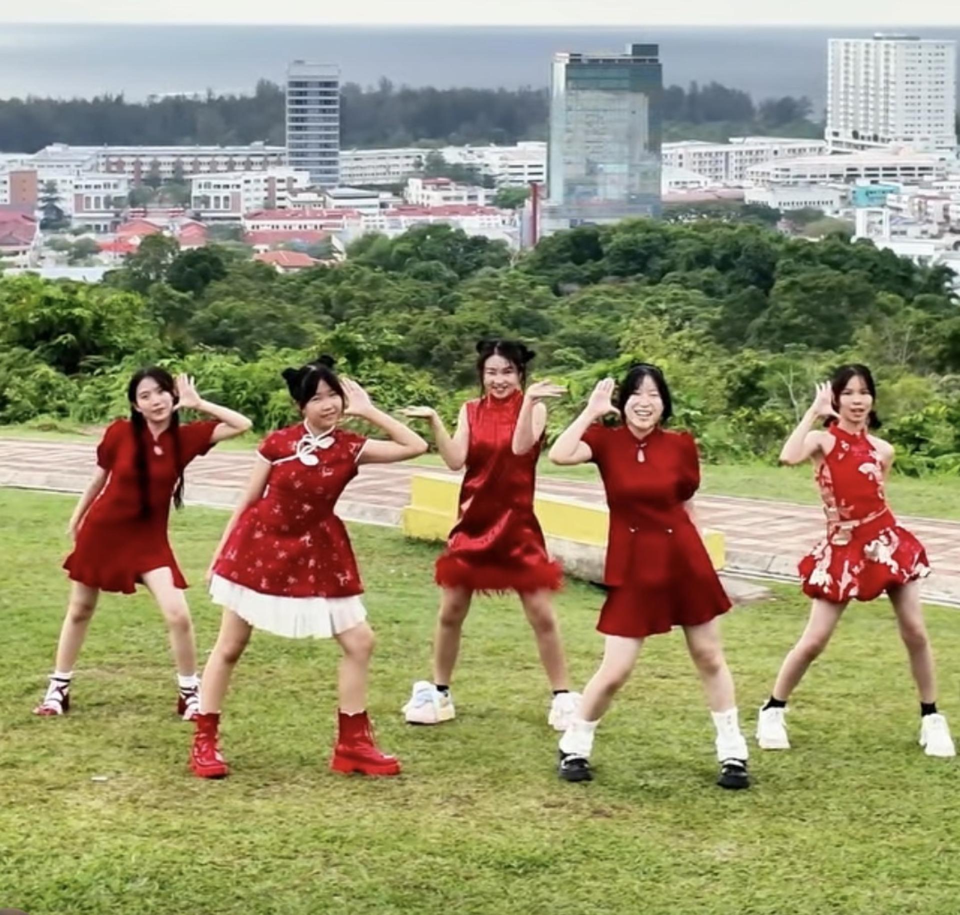 培中生与友人组团Marshmallow获得LISTERINE X 1119 “福气马上来”舞蹈挑战赛第一名。