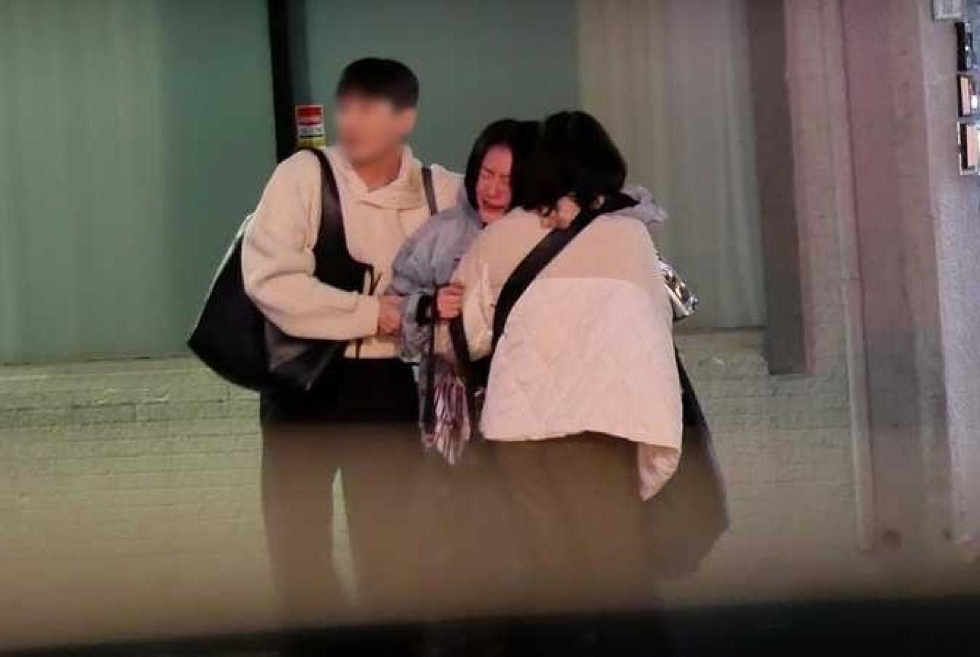 喝醉的小S（中）在黑范家门口下车，她的情绪也在此时彻底溃堤。