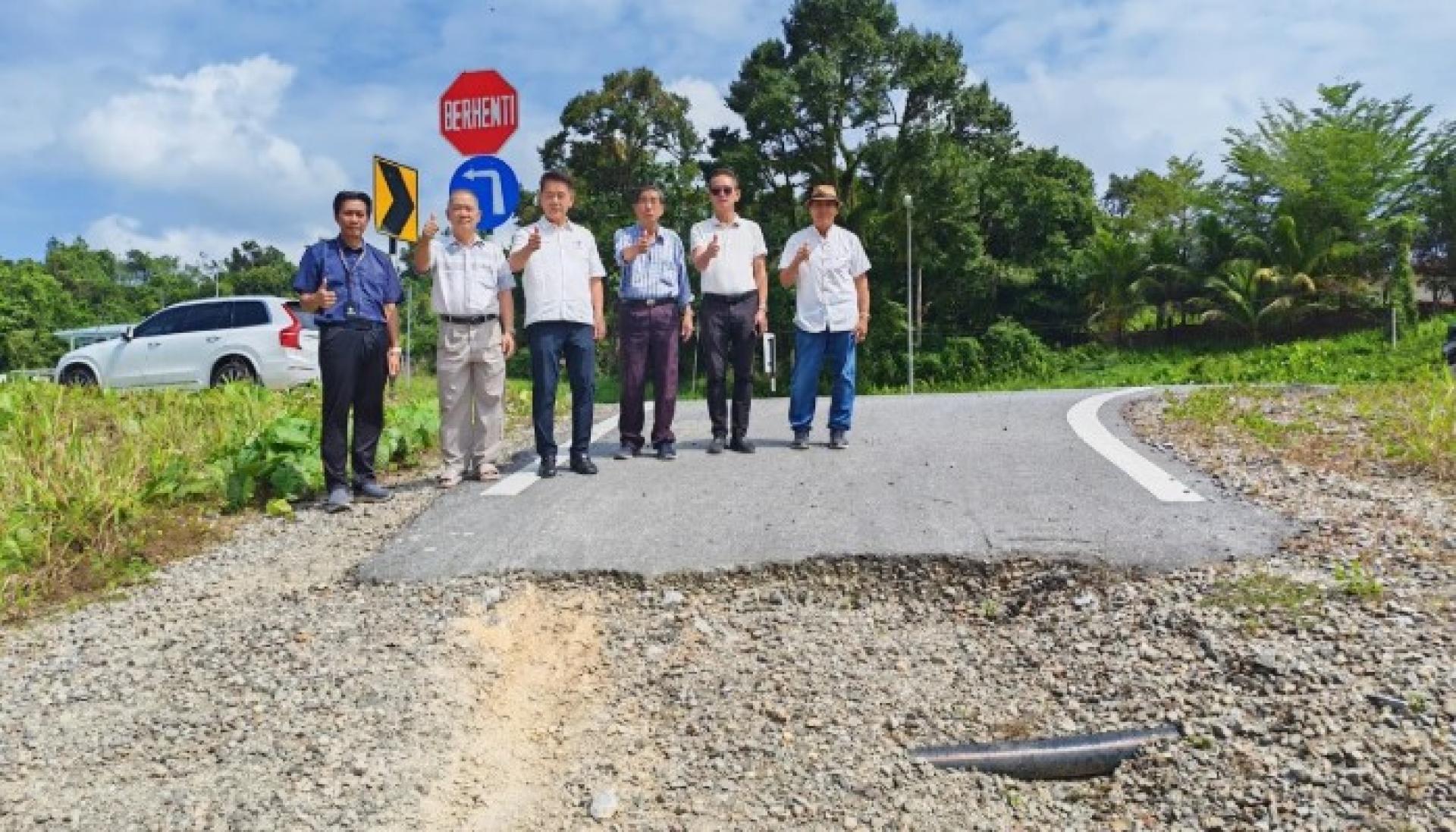 拿督陈冠勋昨日在民丹莪巡查受损路段。