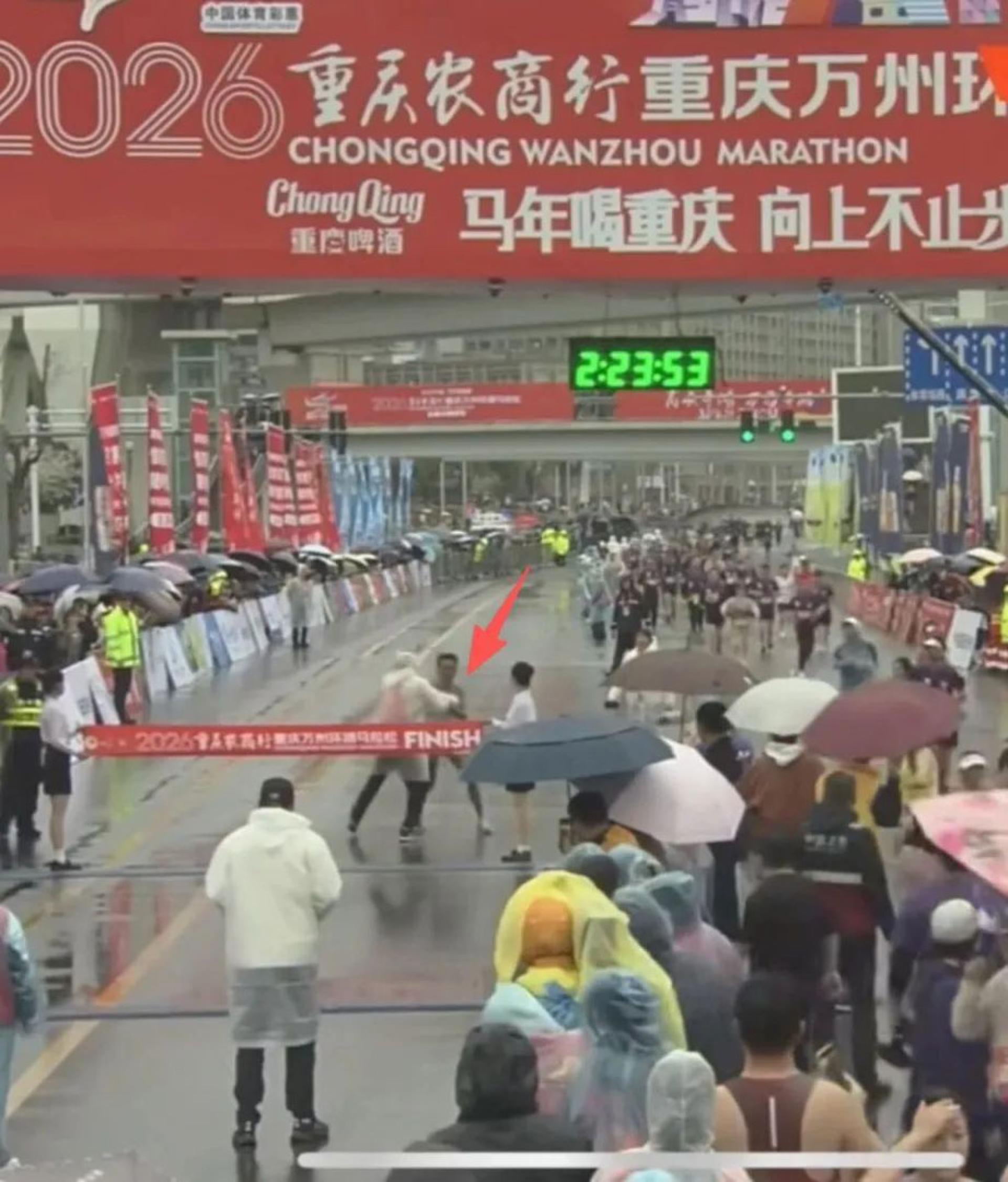 男子全程马拉松冠军选手冲刺时遭遇意外插曲，被现场工作人员拦停并带离赛道，引发广泛关注。