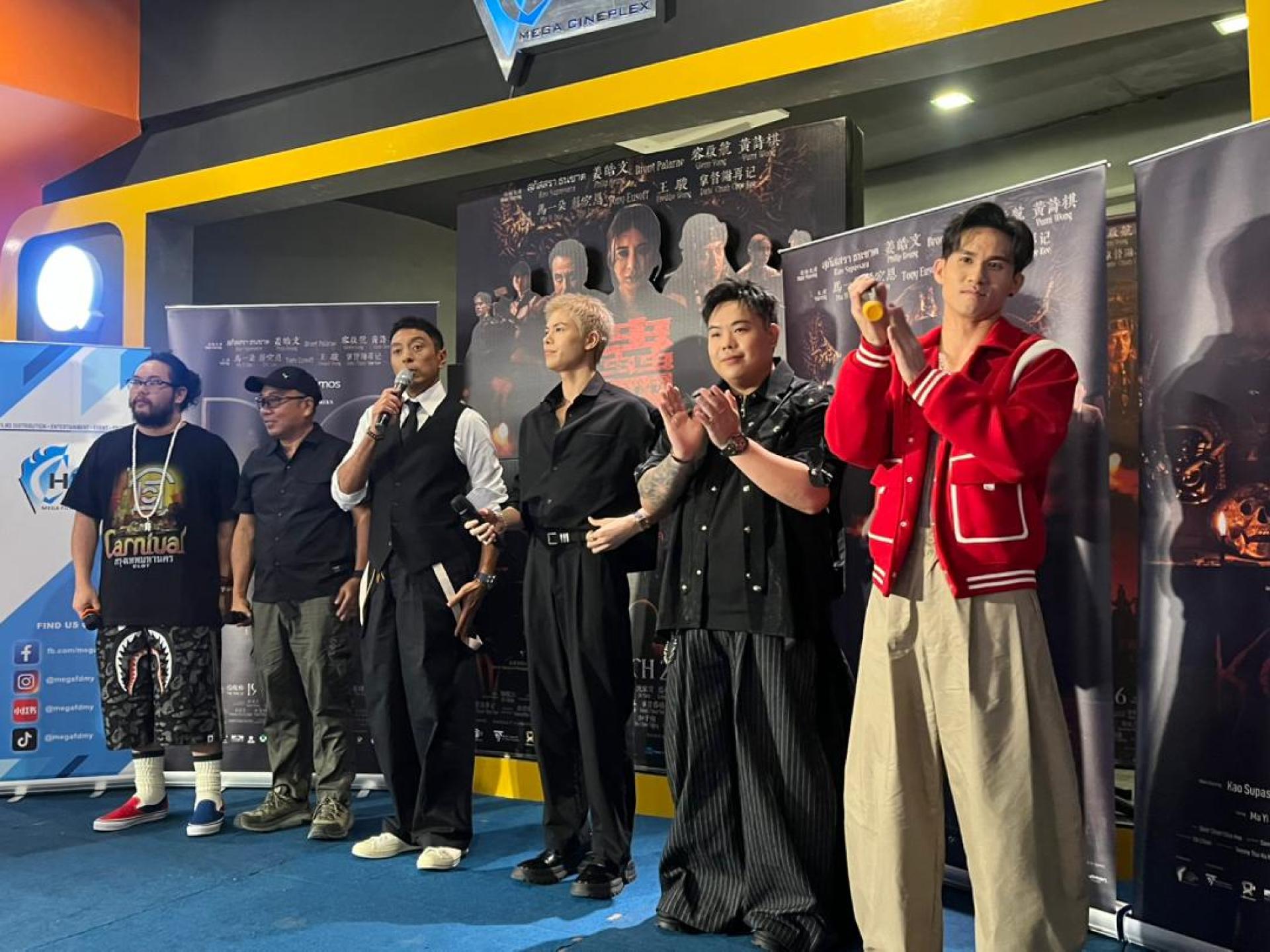 导演吴培吉（左起）、杨俊麟、姜皓文、容启航、马一朶及赖宏恩在《蛊降》首映礼上合影。