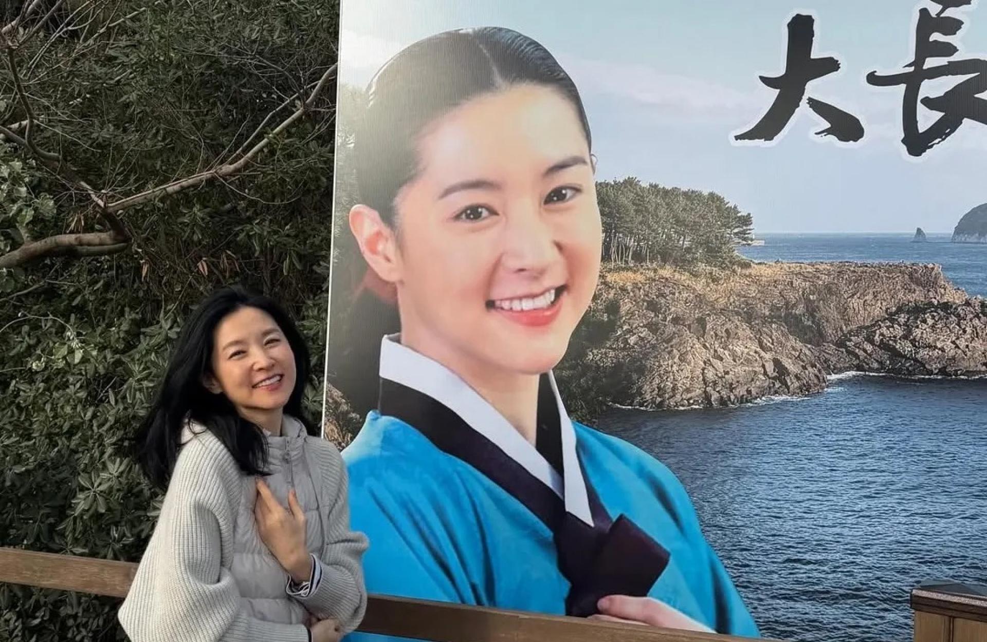 李英爱合体当年《大长今》的自己。