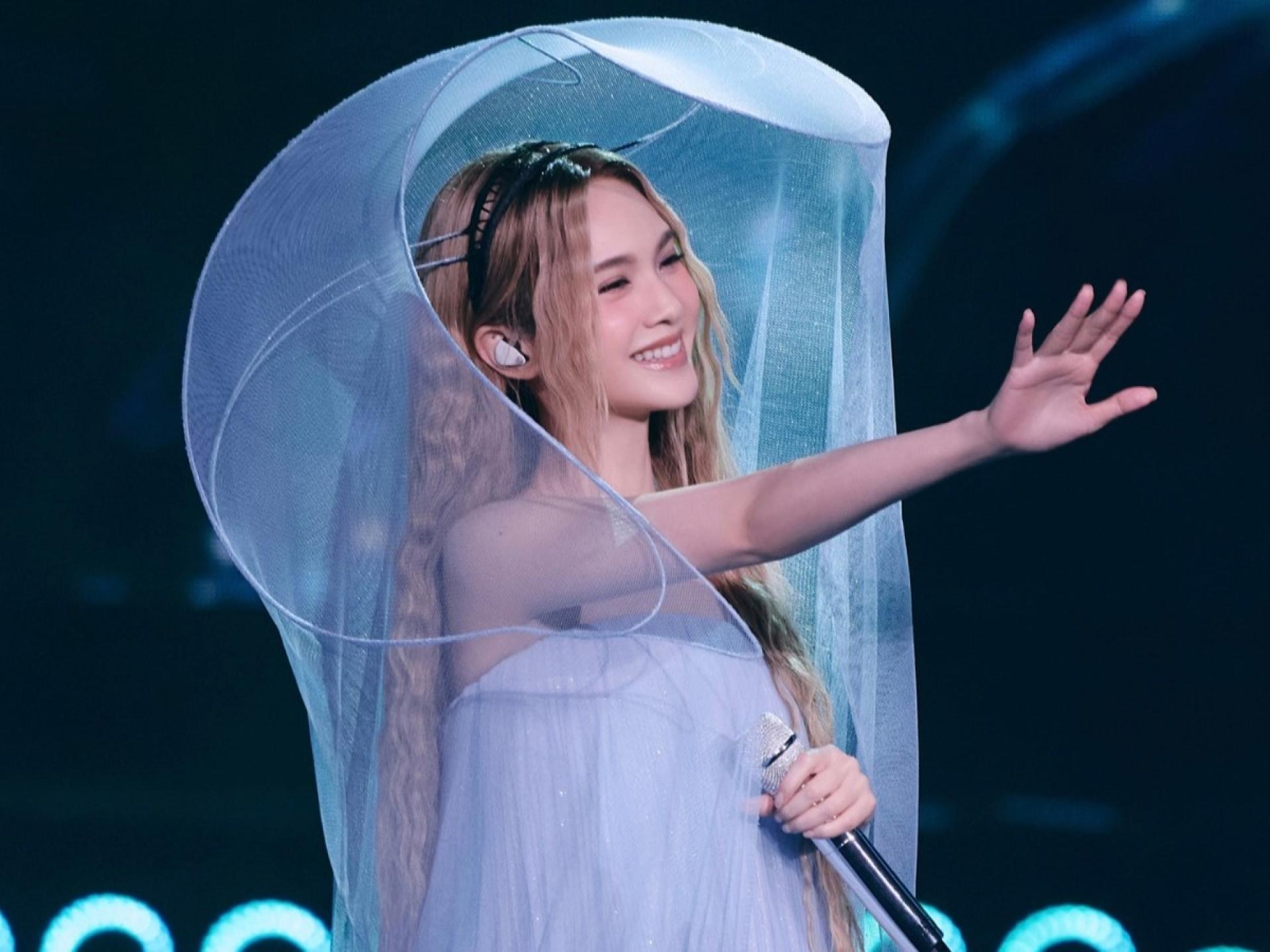 杨丞琳在泉州站献唱魏如萱的《你啊你啊》。