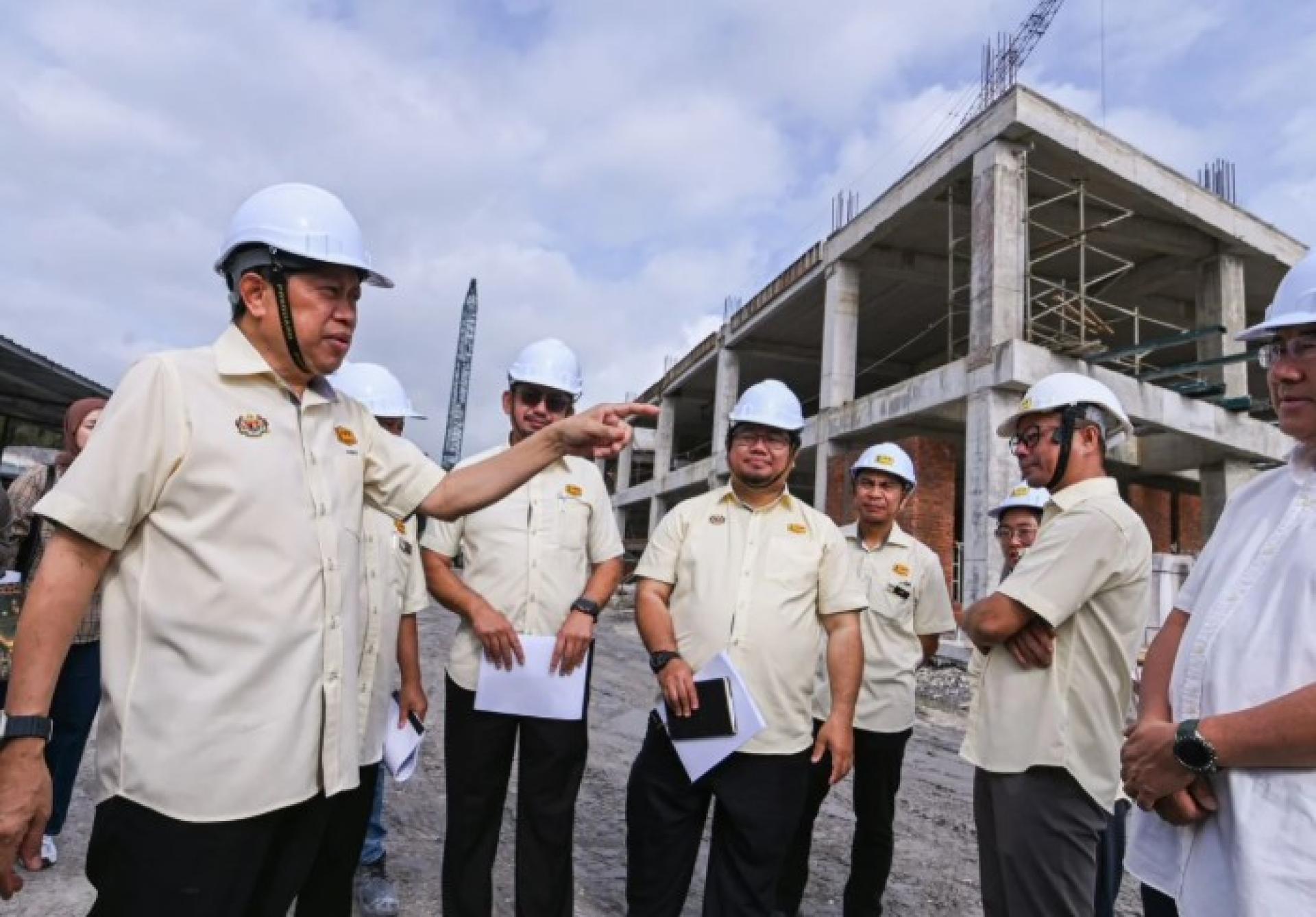 阿末马斯兰今日视察联邦综合大楼建设项目（BGP）工地。