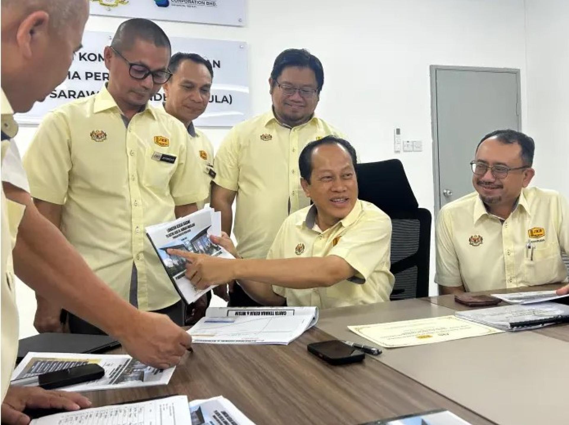 阿末马斯兰（右2）于2026年3月18日视察佩特拉再也联邦综合行政大楼（BGP）工地，并在现场召开新闻发布会。