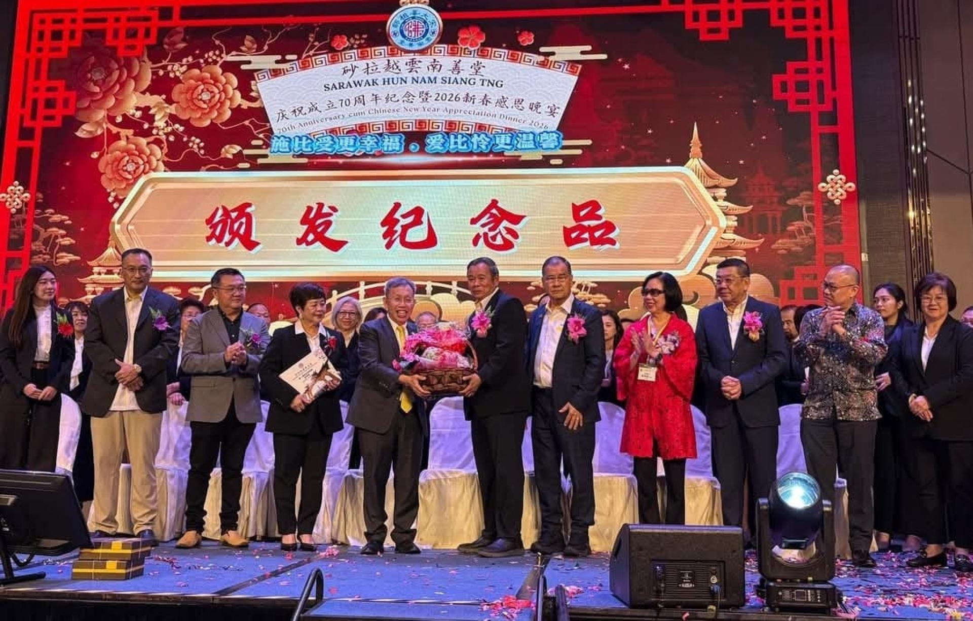 晚宴筹委会主席刘顺荣（右6）在善堂主席郑文新（右5）及其他在场嘉宾的陪同下，赠送纪念品给拿督阿玛沈桂贤。