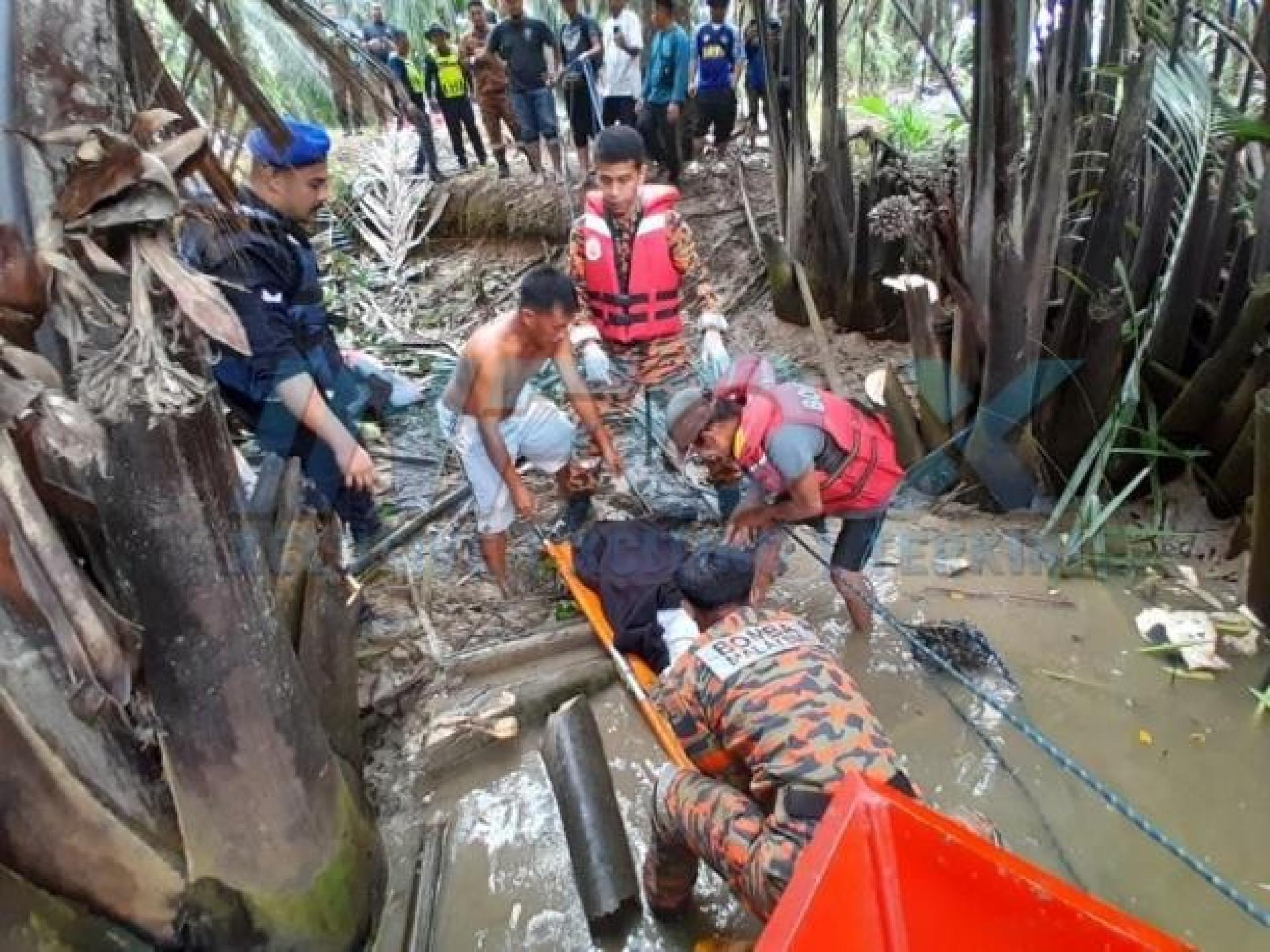 拯救人员将死者遗体抬上岸。