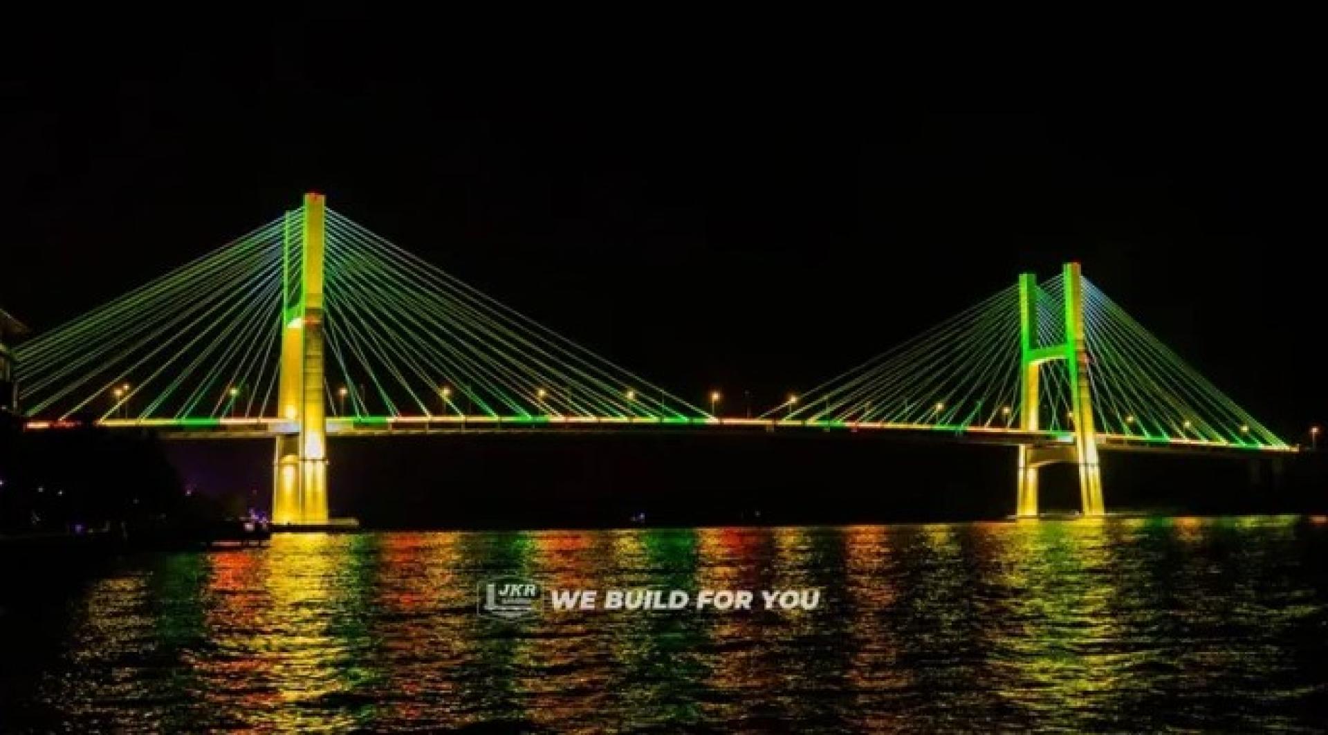 敦泰益玛目大桥在2026年开斋节期间亮起缤纷灯光。照片：砂拉越公共工程局。