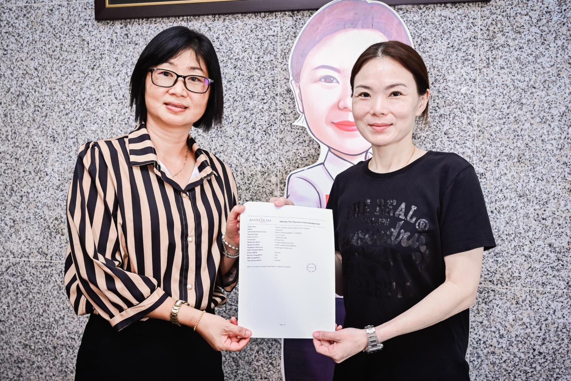 刘强燕于日前分发援助金予受惠人士。