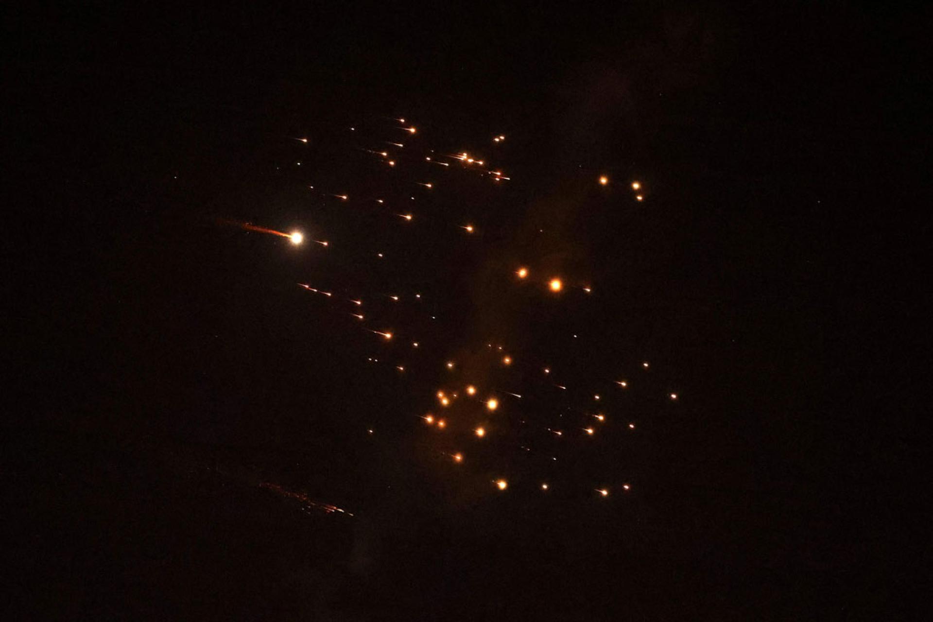 伊朗18日对以色列沿海城市内坦亚发动新一轮导弹袭击。