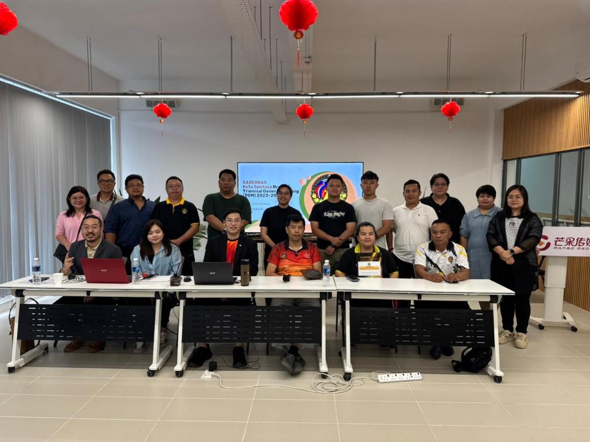 青统哥打圣淘沙单位圆满主办大会，并遴选出新的领导层。