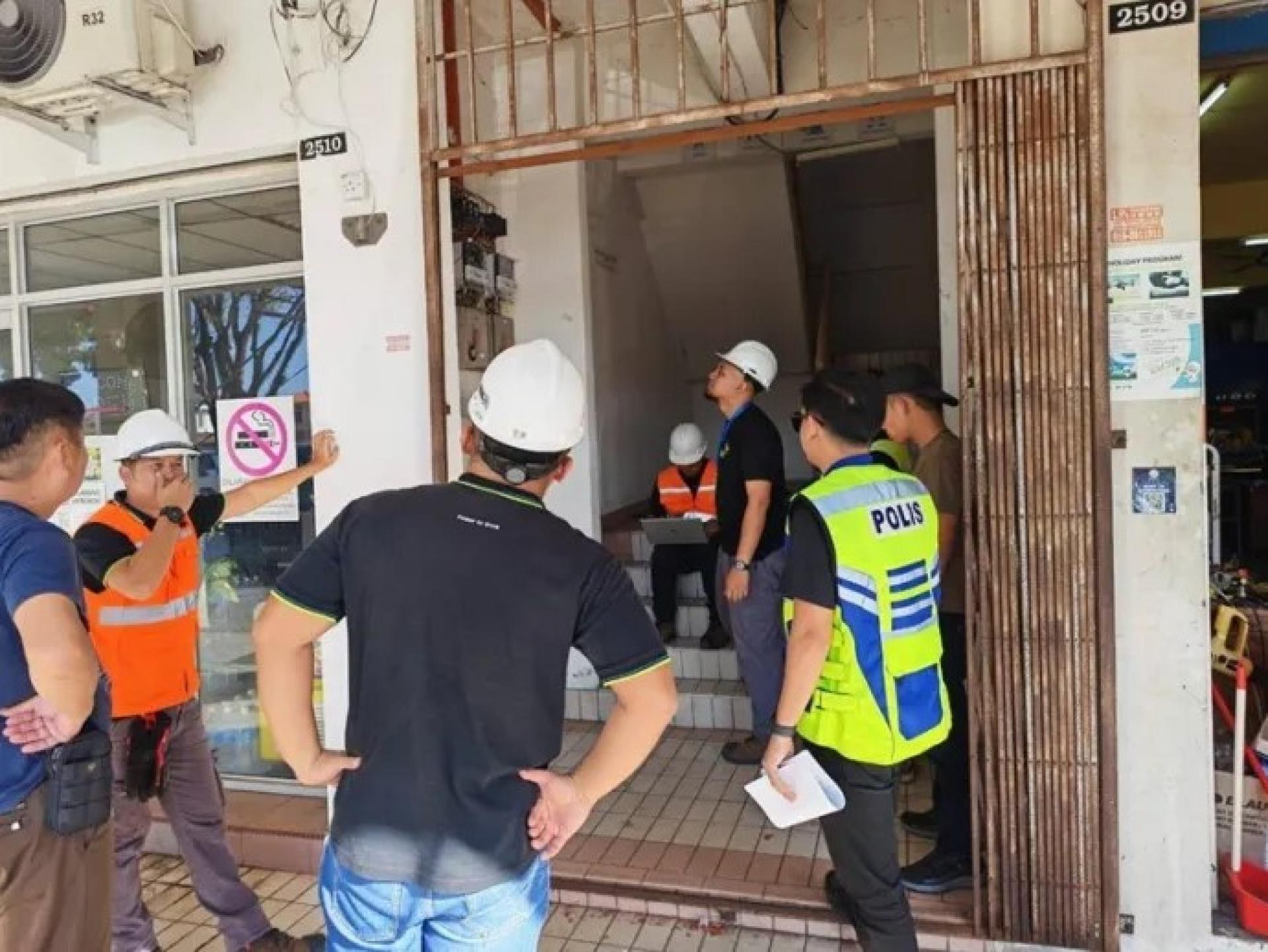 警方与砂拉越能源团队近期在美里一处涉嫌用于网络赌博的商业物业切断电力供应。