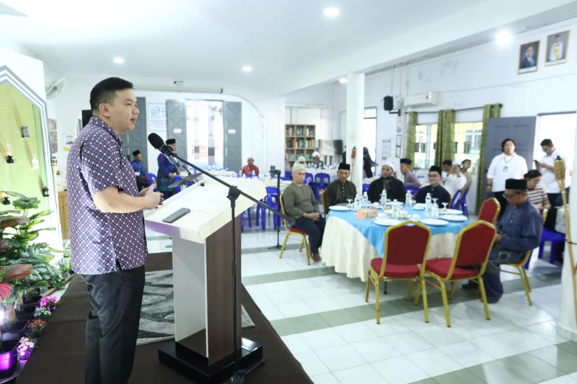 赵俊文出席美里清真寺开斋晚宴活动，与出席者交流。