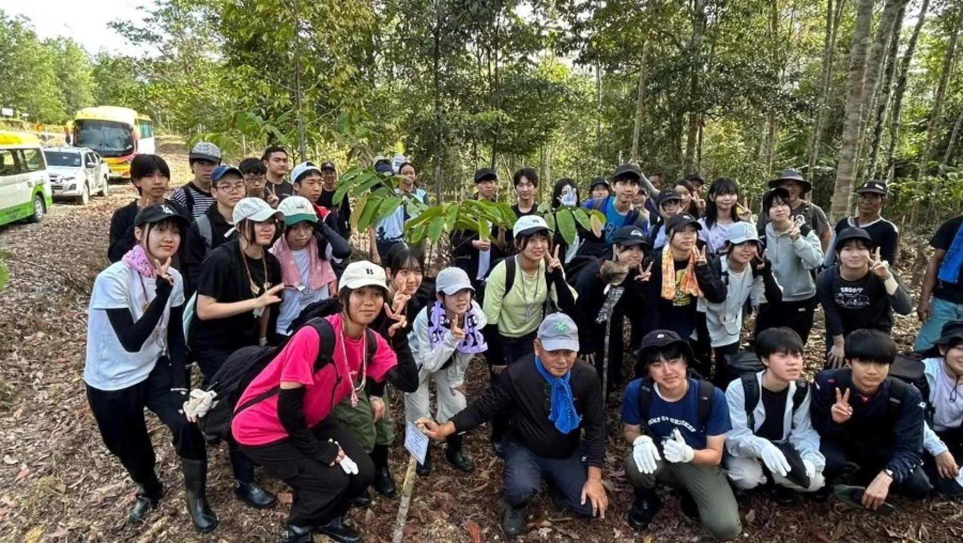 来自岐阜高中的学生，与马来西亚砂拉越大学学生及当地参与者，一同在实文然沙巴森林保留地参与植树活动，响应“绿化砂拉越”运动。