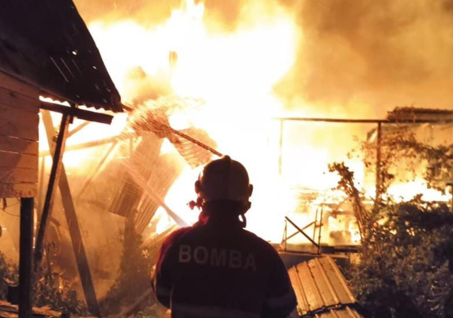 甘榜巴希大火，消拯员全力展开灭火行动。