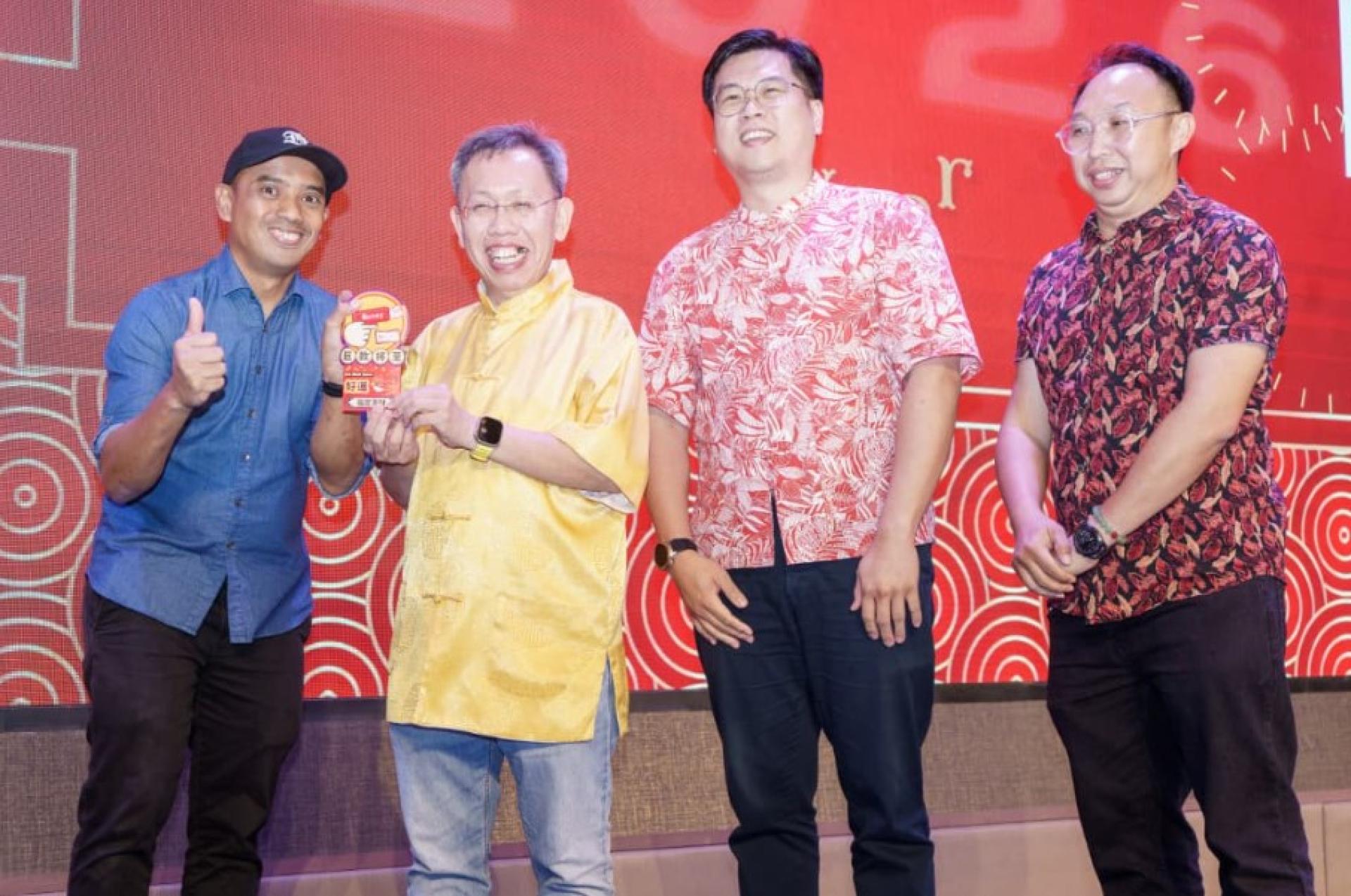 沈桂贤（左2）在KDJA春节晚宴上为抽奖获奖者颁奖，KDJA主席Ronnie Teo（右2）在旁观赏。