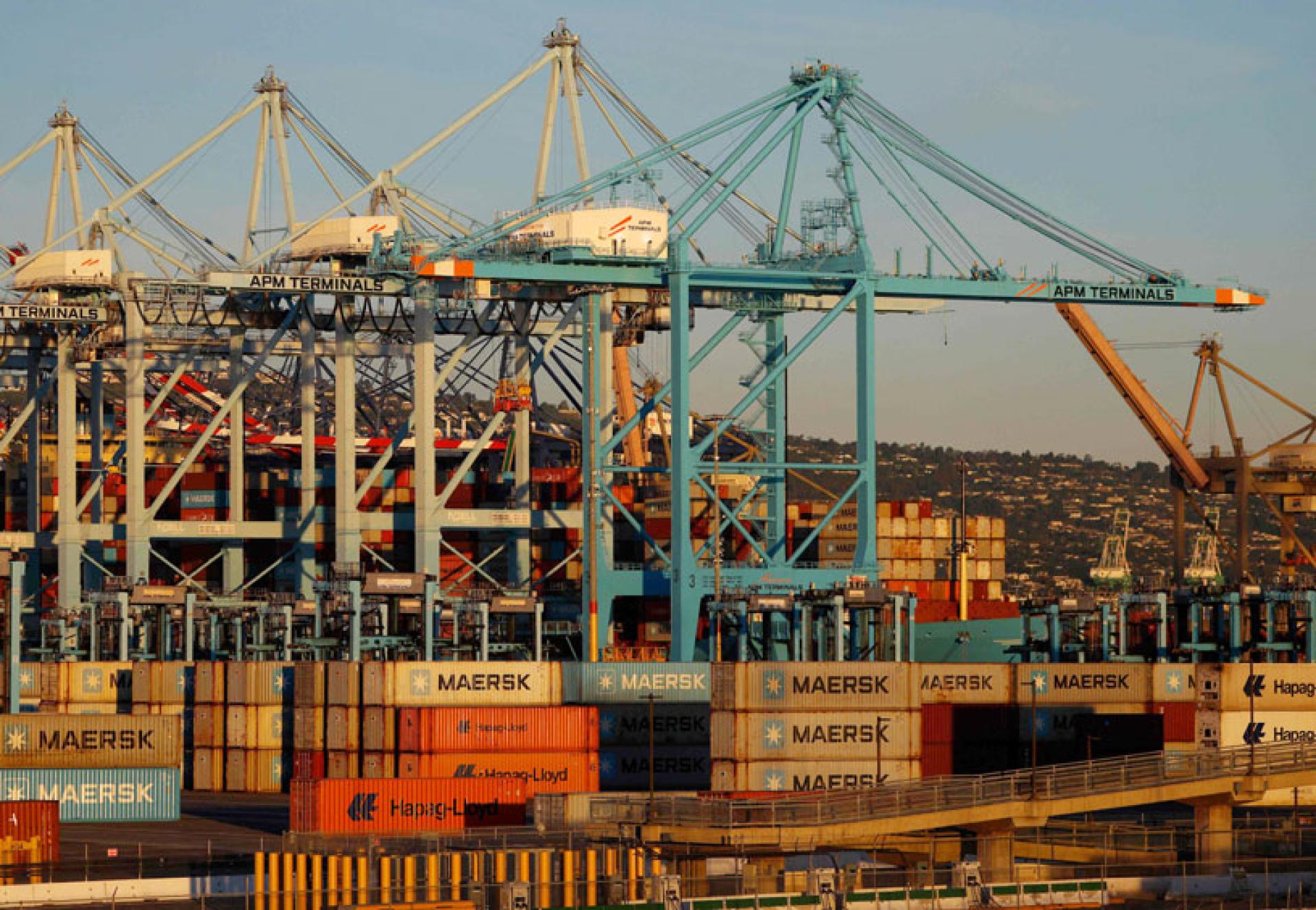 特朗普暂停《琼斯法案》实施60天，以解除往来美国国内港口船运限制。