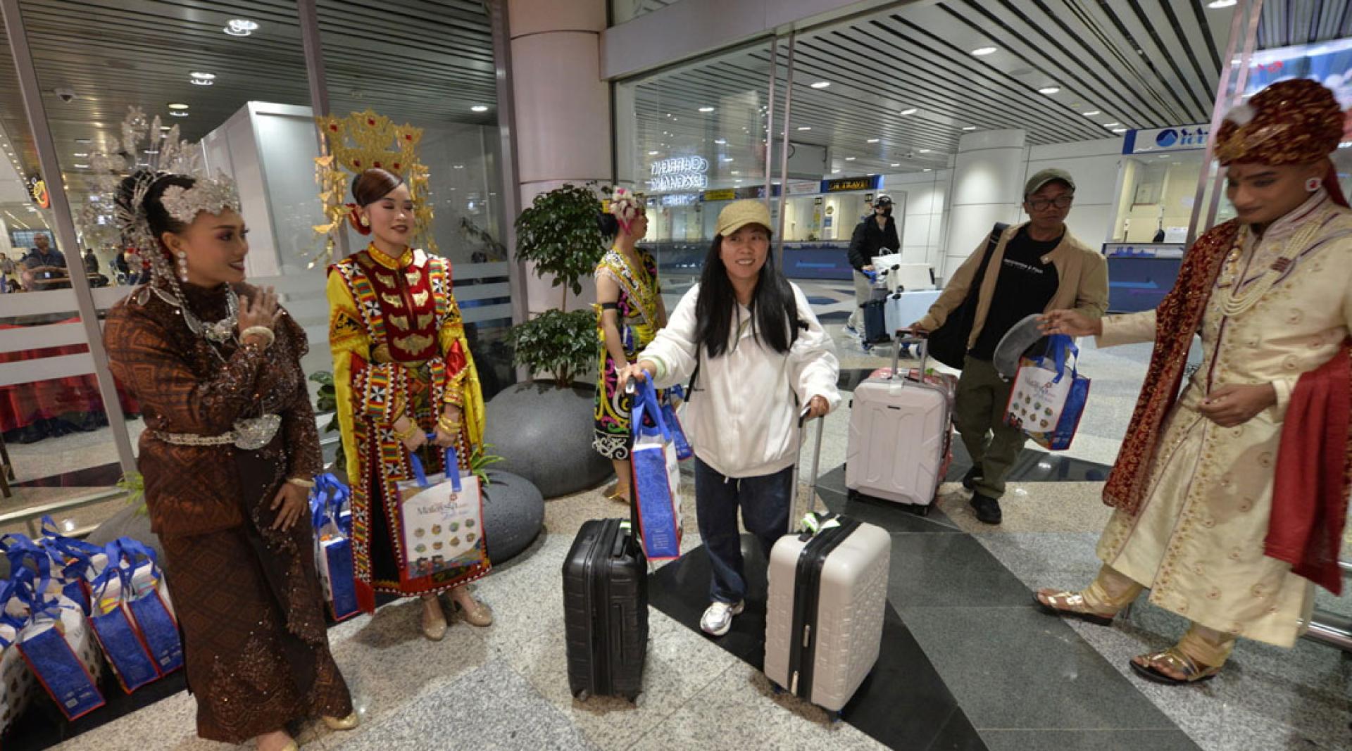 得益于新航线的开通以及农历新年期间主要区域航线班次的增加，我国机场的2月份客运量达890万人次。