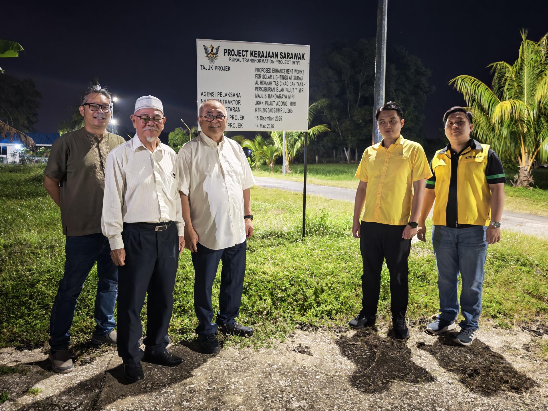 埔奕区州议员俞小珊（左3）巡视位于埔奕5D的Tab Cinaq回教坟场的乡区转型计划工程时摄。