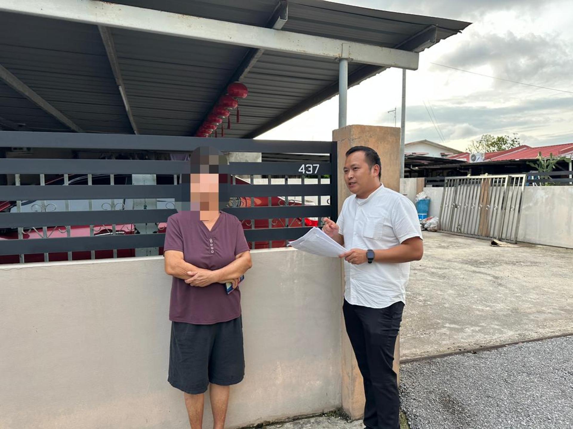 温女生向江峰年寻求协助，并声称屋顶并非她所搭建，地方当局找错惩罚对象。