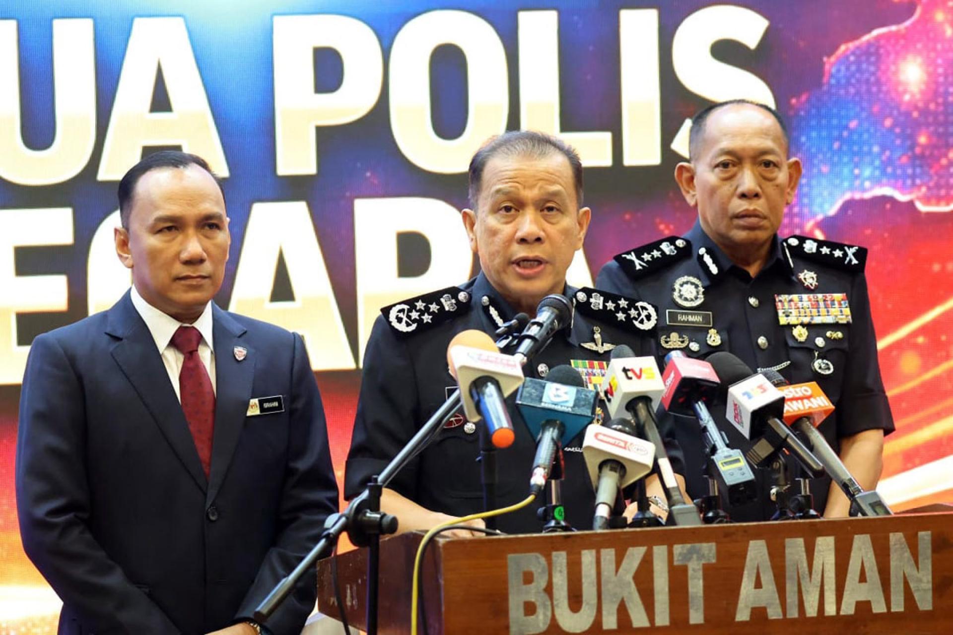 卡立（中）周四召开记者会。