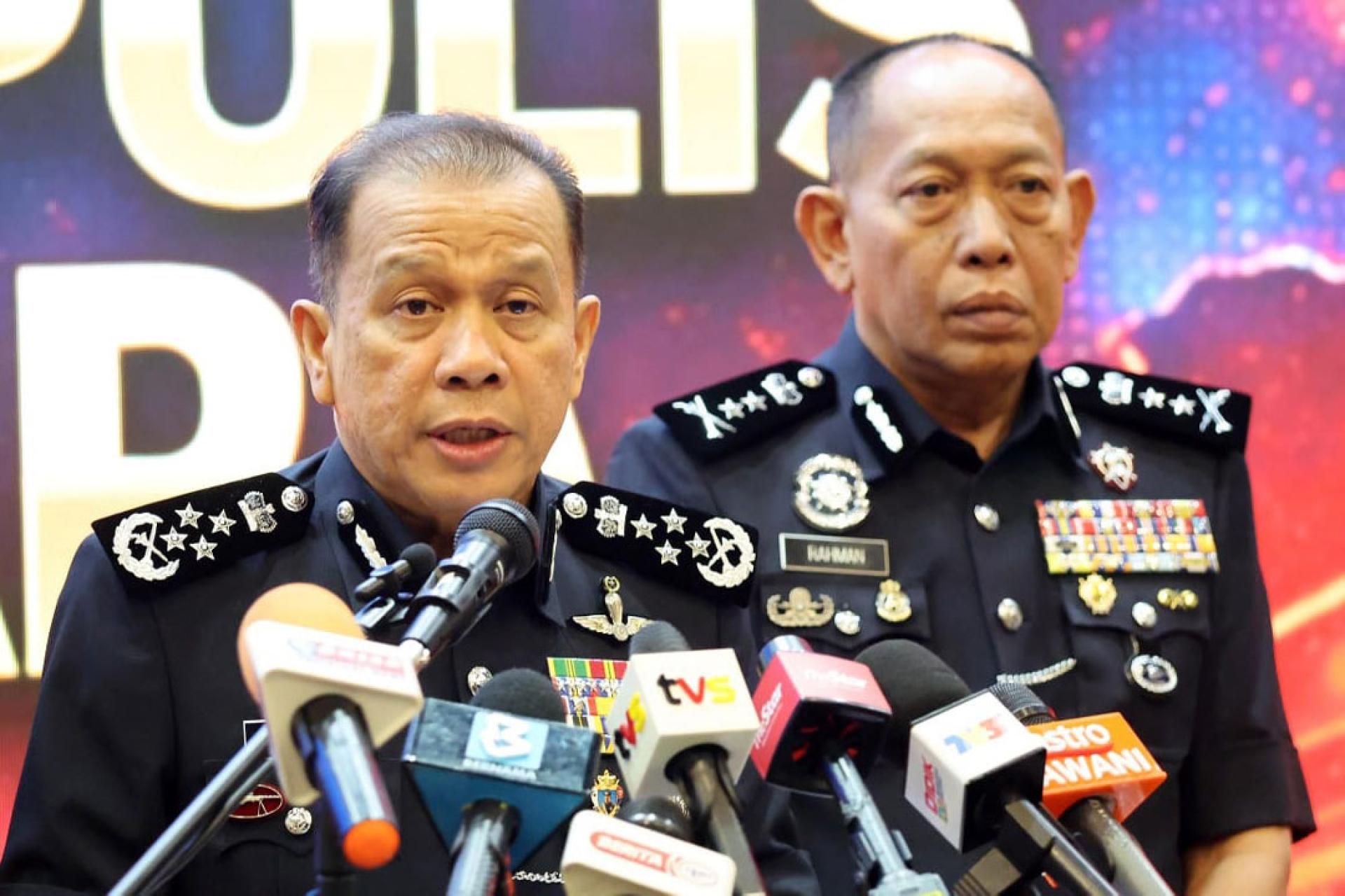 卡立（左）回应赞礼维诺指指与阿伦各别上庭时，获得警方不同对待一事。