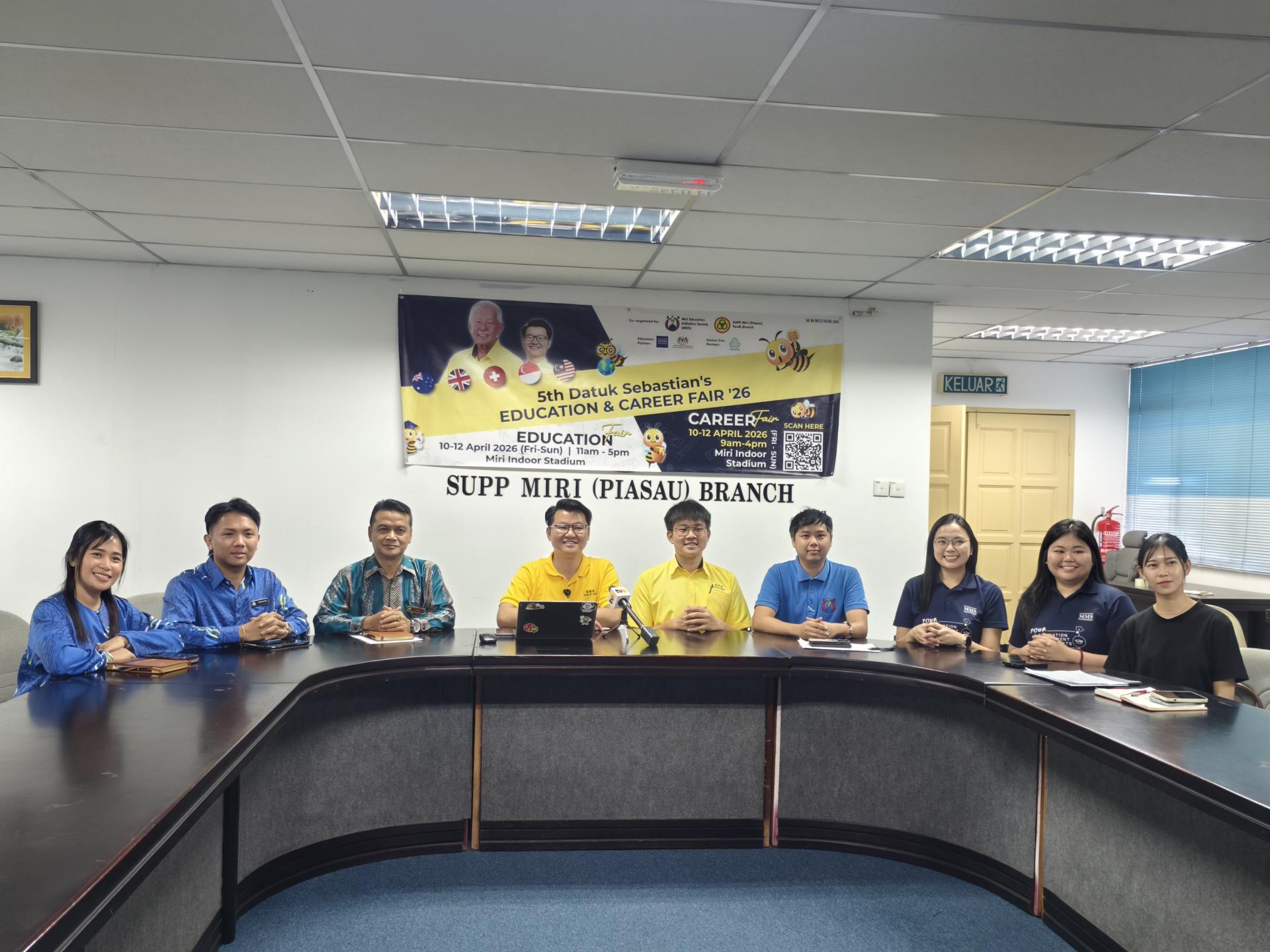 2026年第5届拿督陈超耀教育展召开新闻会。左3起为社会保险机构美里分行经理吉米亨德里克、筹备会主席刘奕杰市议员、砂旅游副部长拿督陈超耀的机要秘书谢家洪、秘书冯福成、MMS升学咨询中心代表李荣献等筹备会成员。