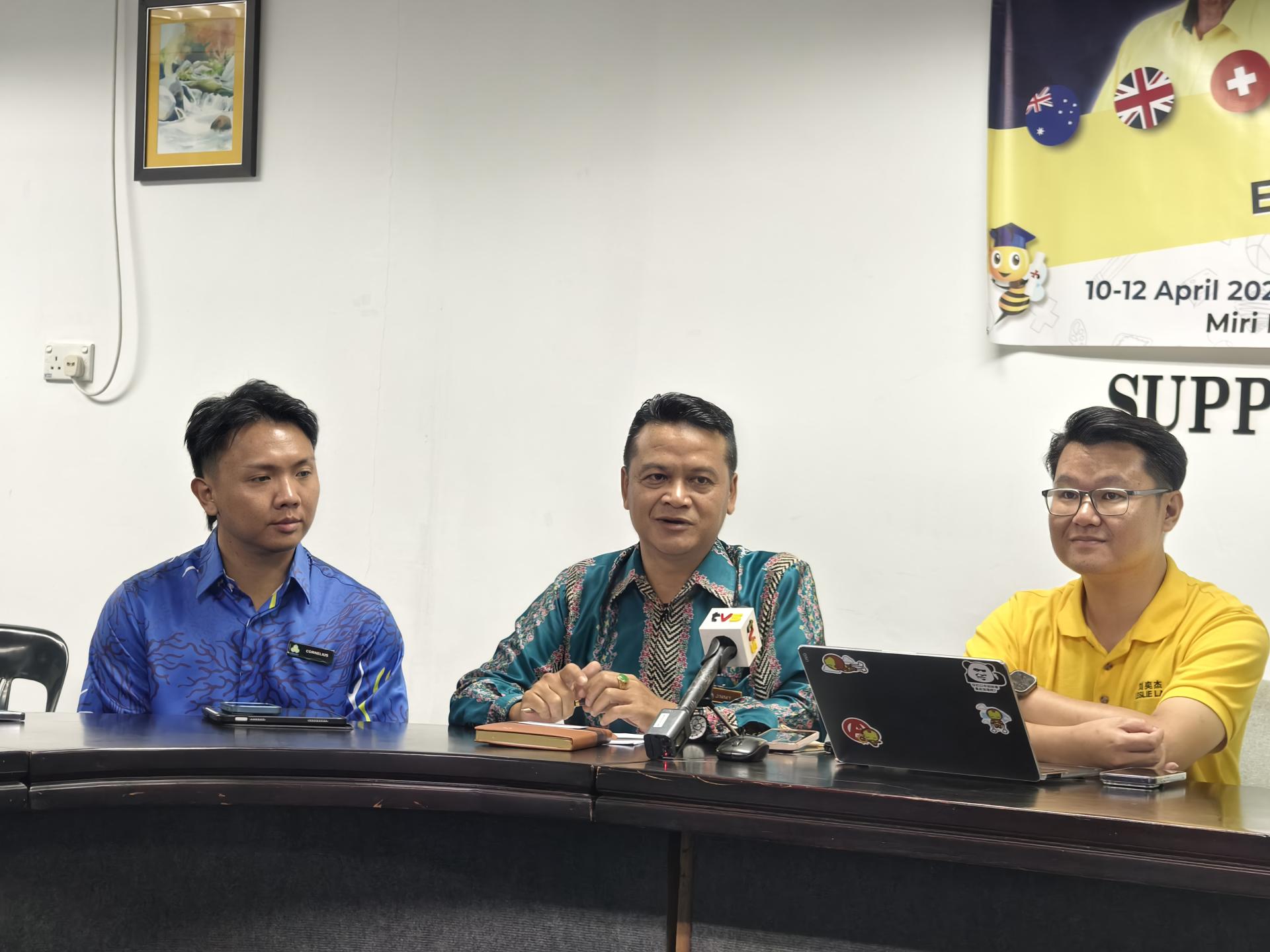 社会保险机构美里分行经理吉米亨德里克（中）呼吁求职者踊跃参与教育与职业展，积极把握就业机会。右为筹备会主席兼市议员刘奕杰。