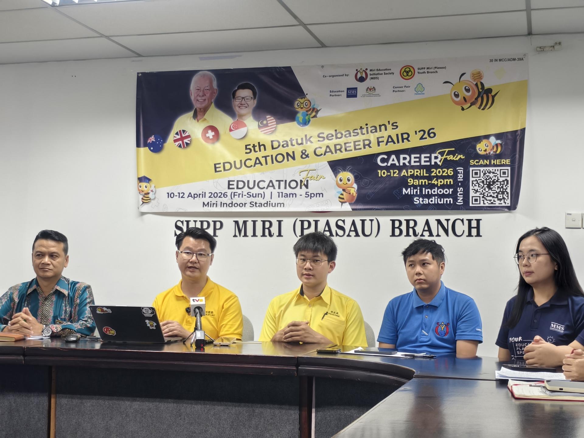 筹备会主席刘奕杰（左2）说明砂拉越免费高等教育计划详情，呼吁学生与家长踊跃出席教育展了解资讯。