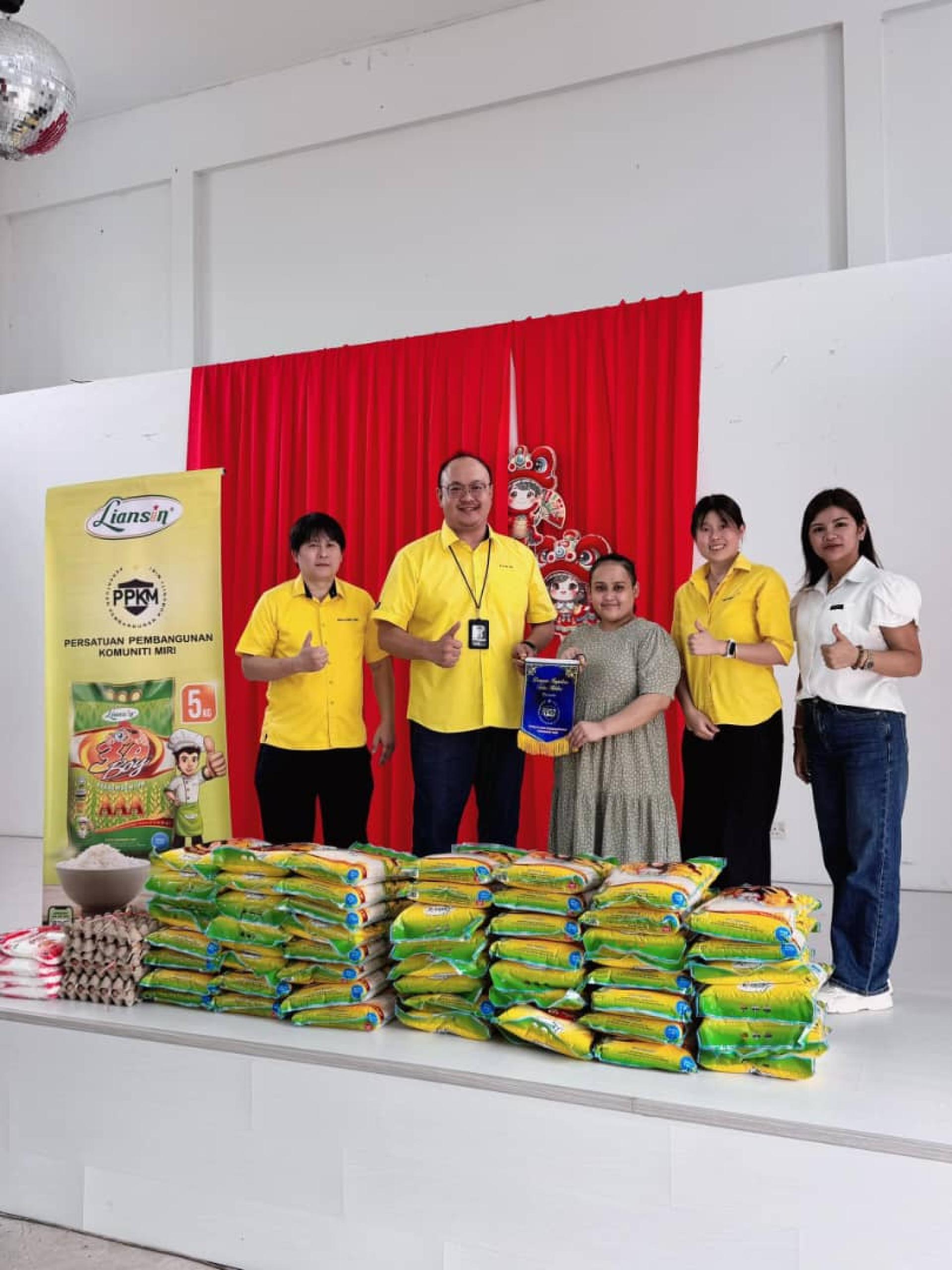 美里社区发展协会代表沈伟良（左2）移交白米予受惠家庭代表，传递佳节关怀。左为支部主席王智义，右起为PPKM代表及支部财政黄筱祯。