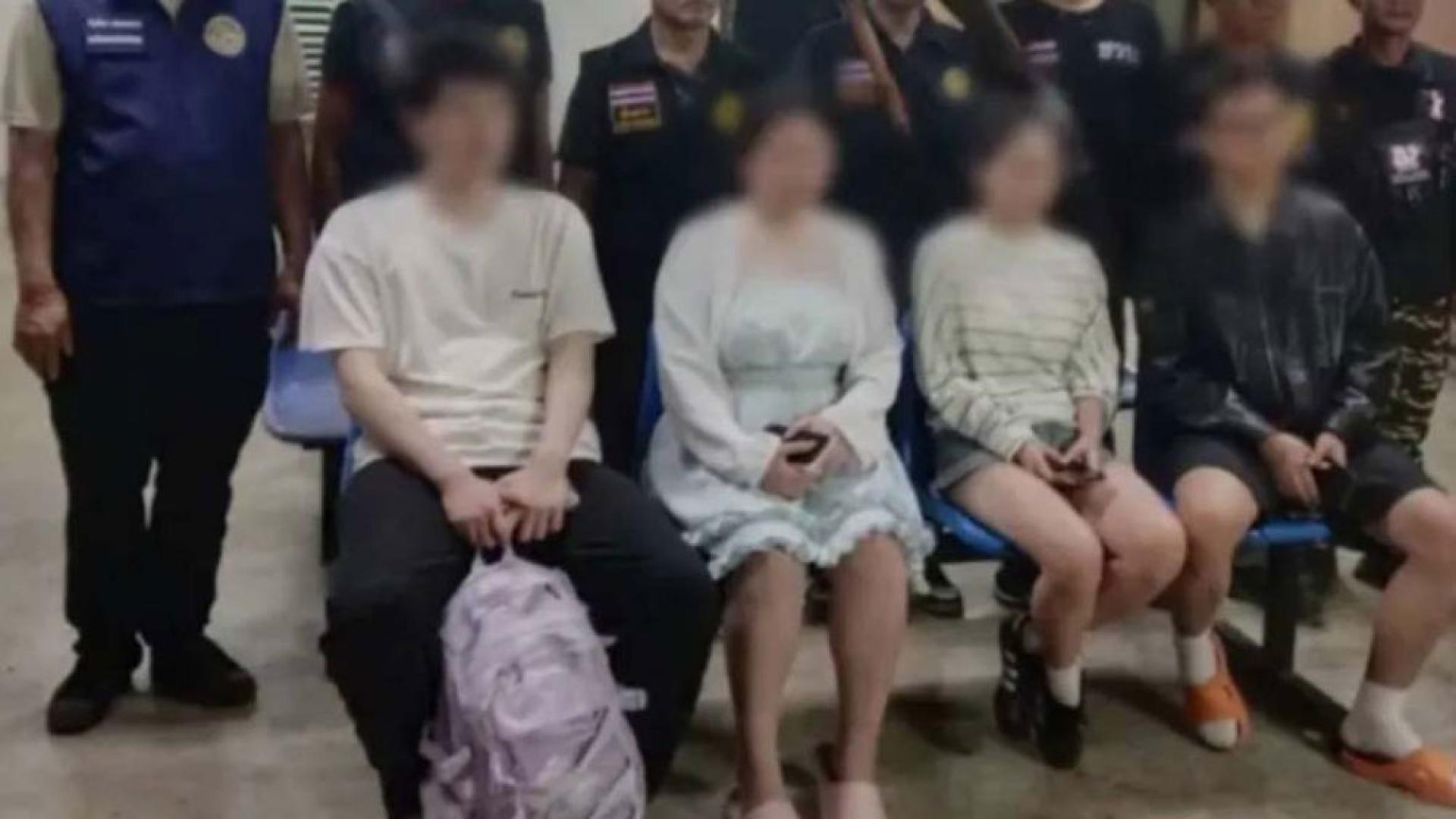 成功跳车逃脱的4人（前排）逃过被卖去缅甸的悲惨命运。